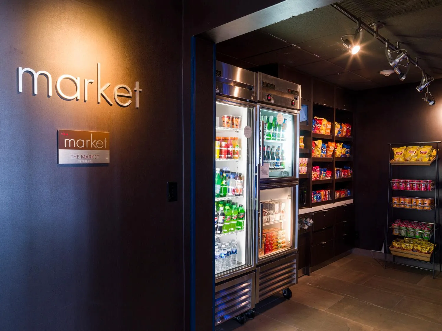 Food and drinks in Courtyard Sacramento Airport Natomas