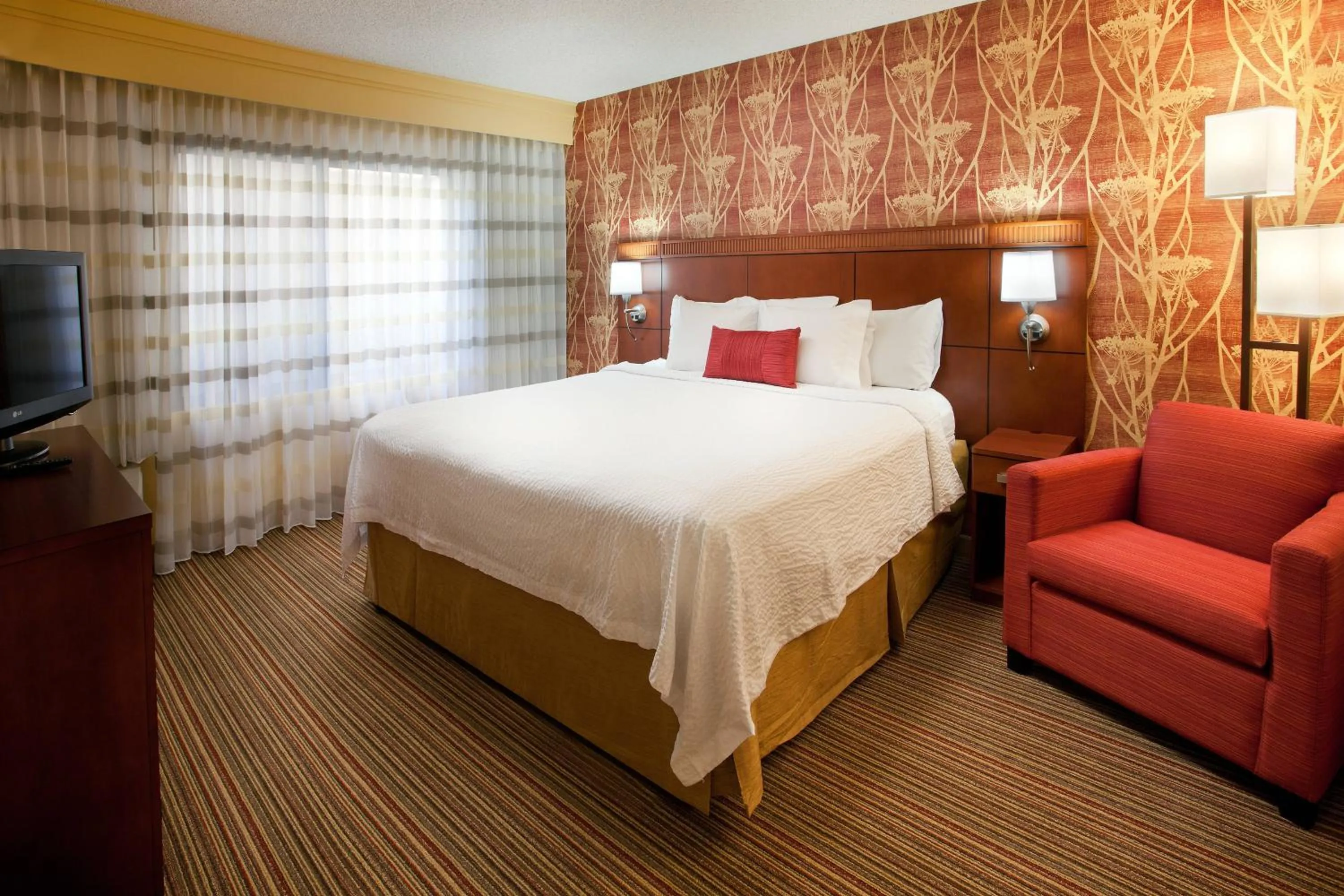 Bedroom, Bed in Courtyard Sacramento Airport Natomas