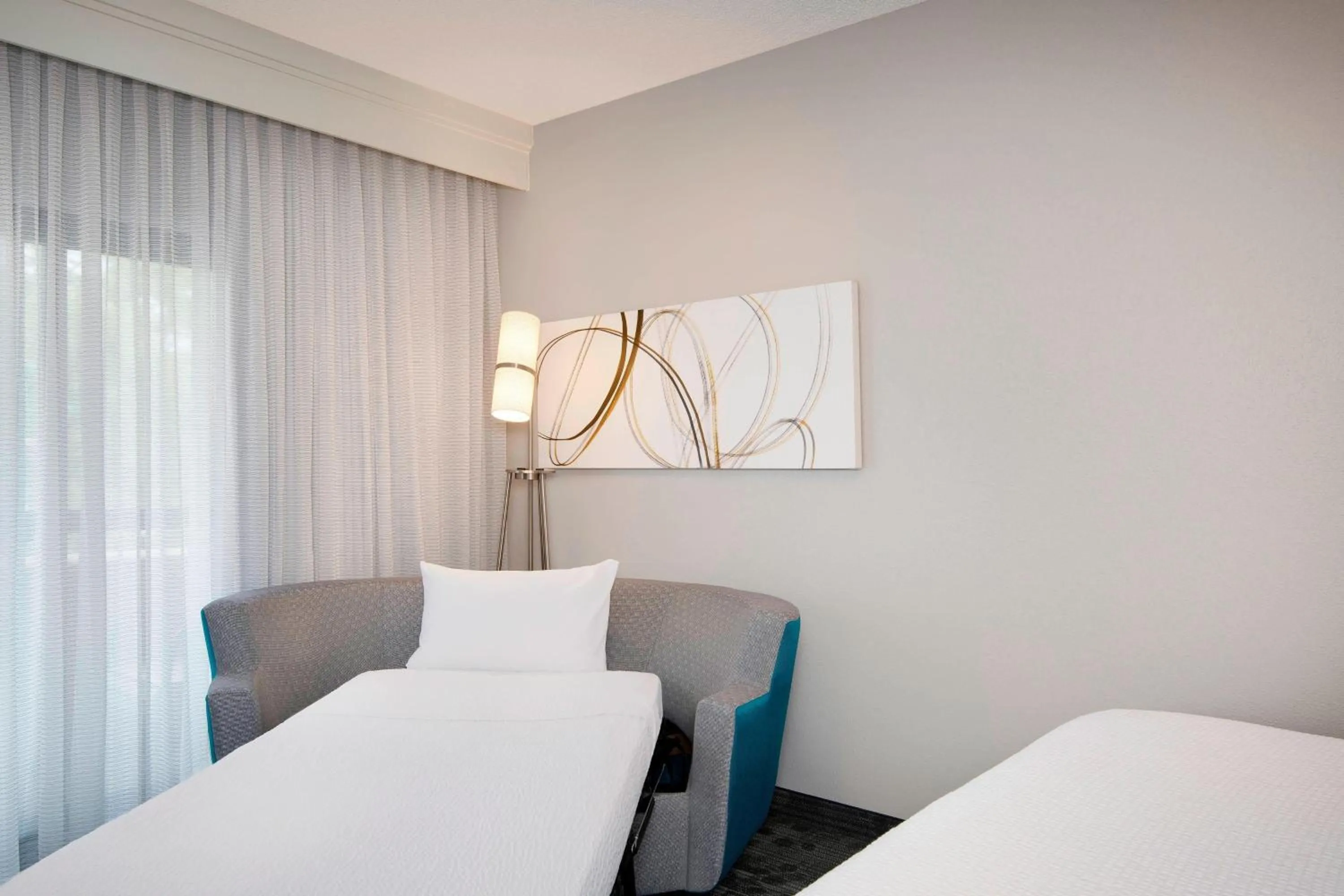 Photo of the whole room, Bed in Courtyard by Marriott Savannah Midtown