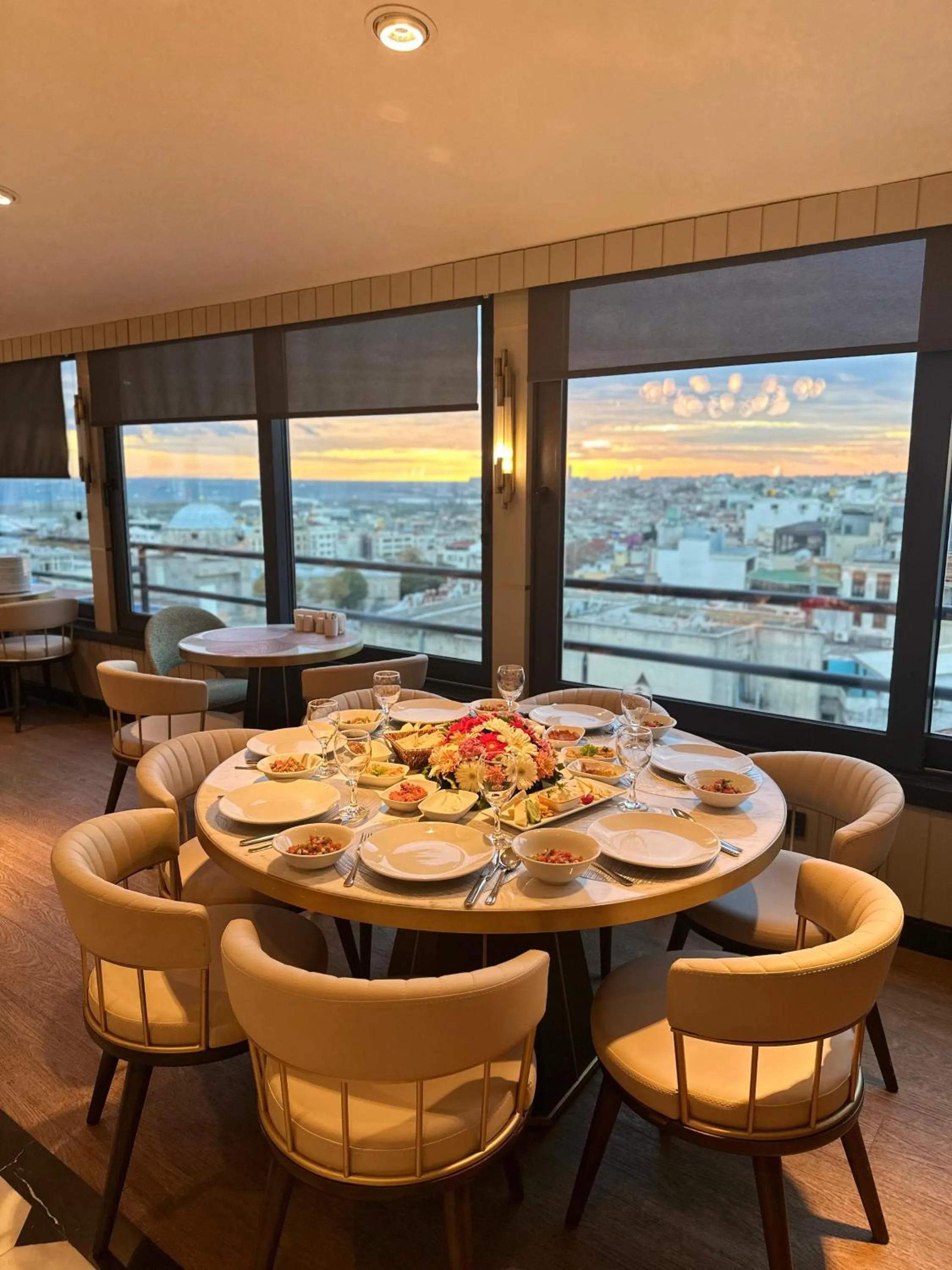 Restaurant/places to eat in AHC Old City Hotel