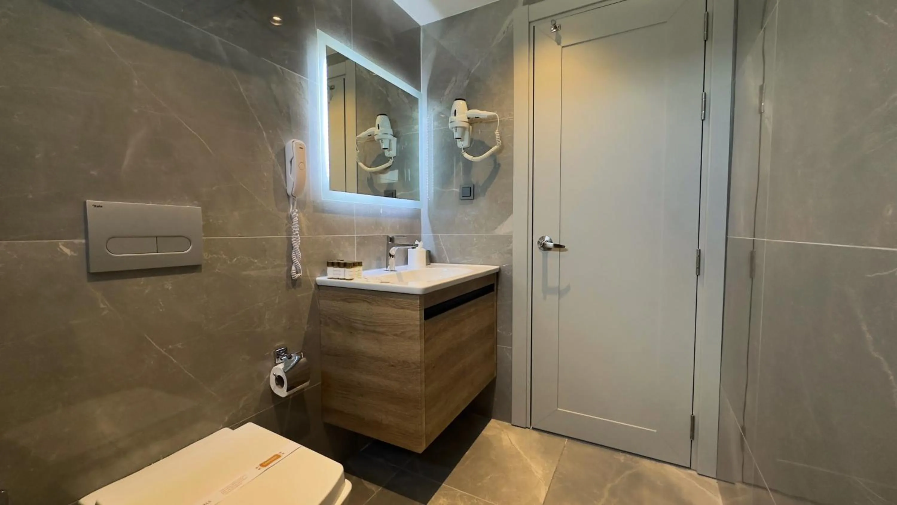 Shower in AHC Old City Hotel