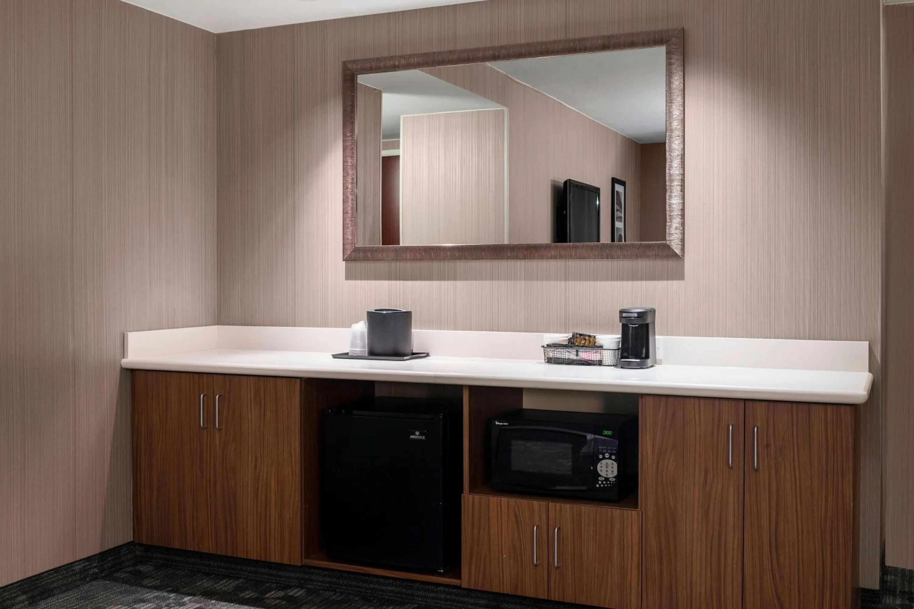 Lounge or bar in Courtyard by Marriott Seattle Federal Way