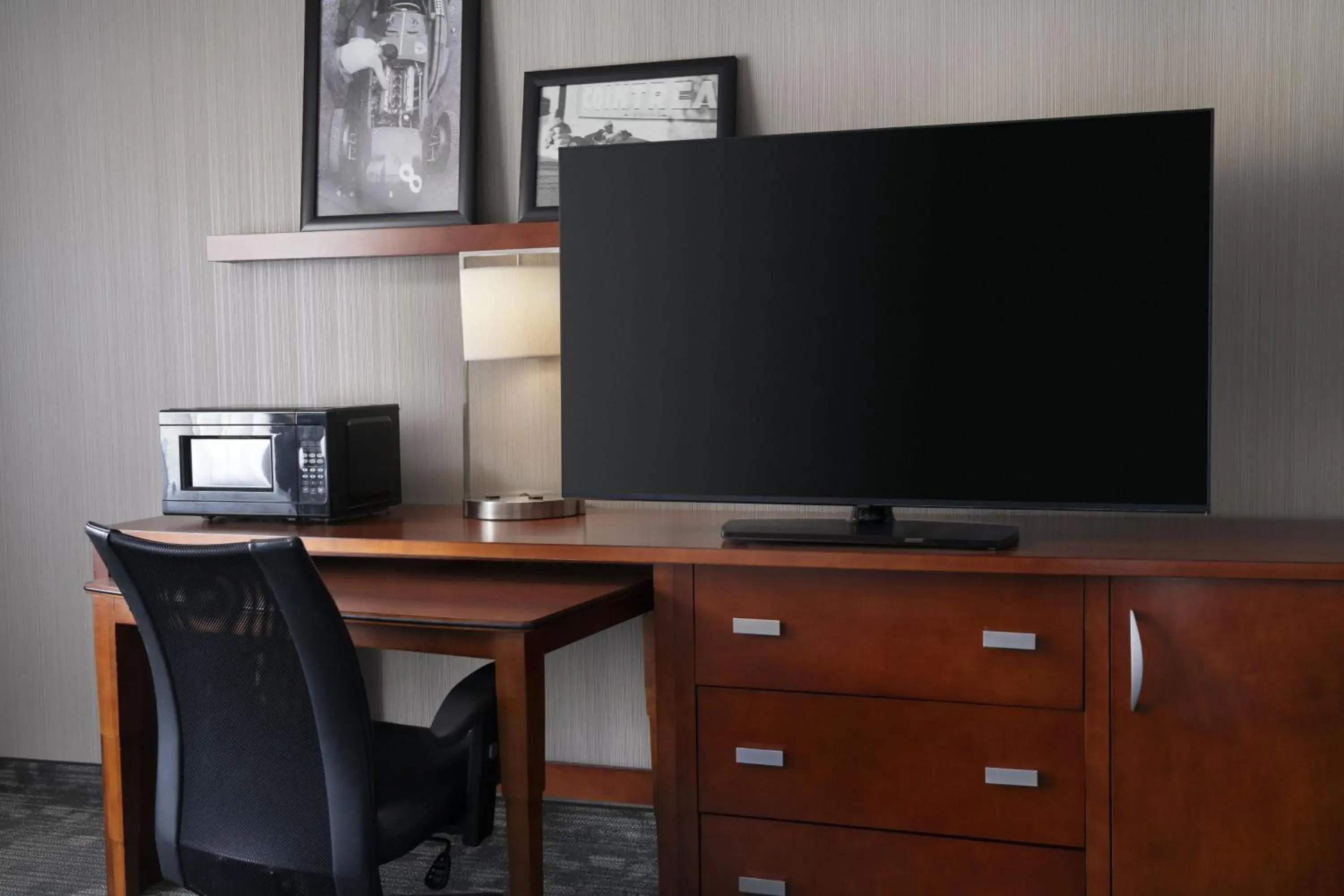 King Room with Sofa Bed and Adapted Tub - Mobility and Hearing Accessible in Courtyard Novato Marin/Sonoma King Room with Sofa Bed and Adapted Tub - Mobility and Hearing Accessible in Courtyard Novato Marin/Sonoma