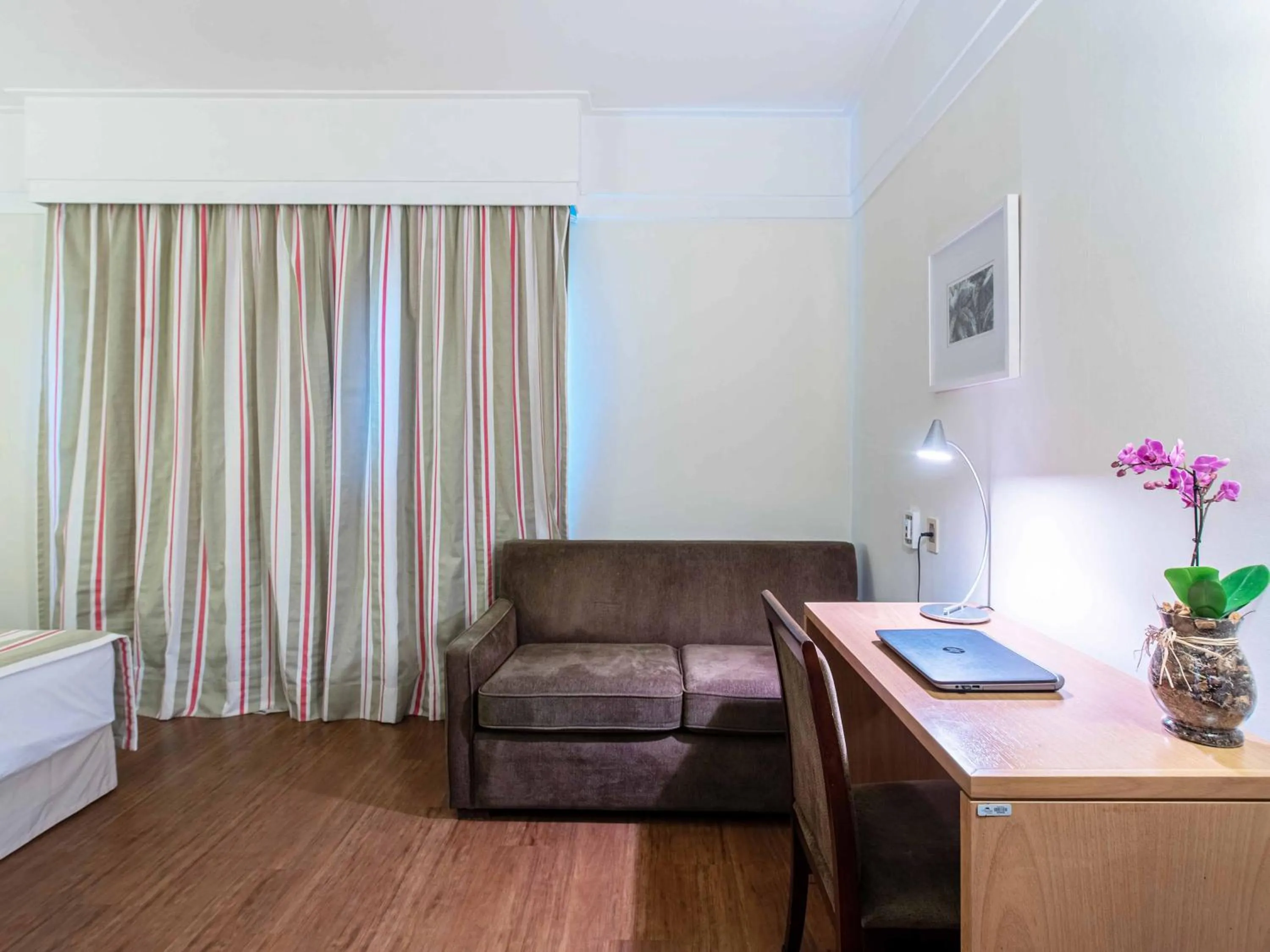 Seating area in Hotel Cassino Tower Campinas Cambuí By Nacional Inn