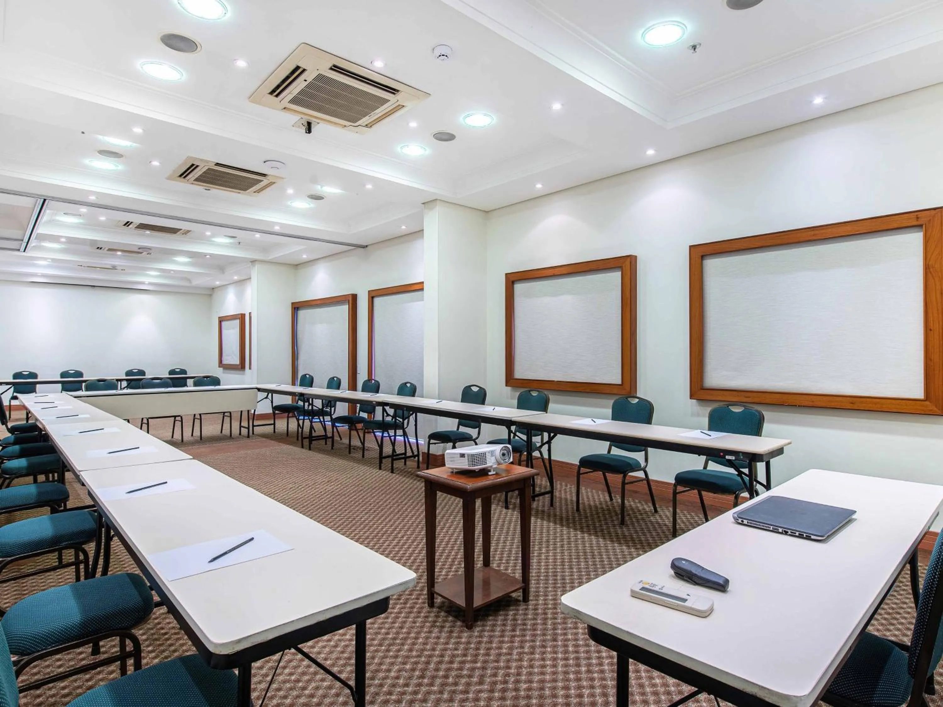 Meeting/conference room in Hotel Cassino Tower Campinas Cambuí By Nacional Inn