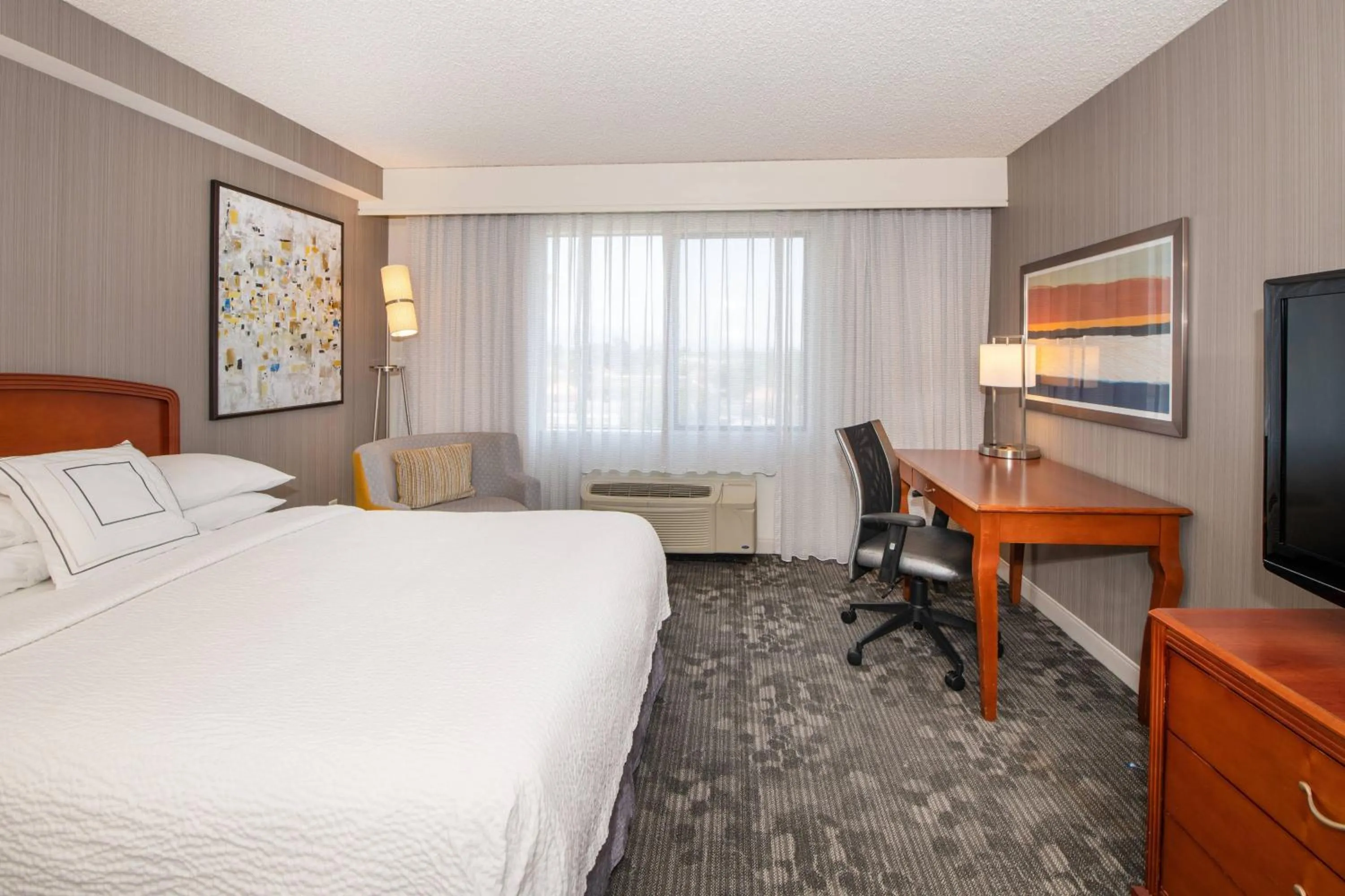 Photo of the whole room, Bed in Courtyard by Marriott Newark Silicon Valley