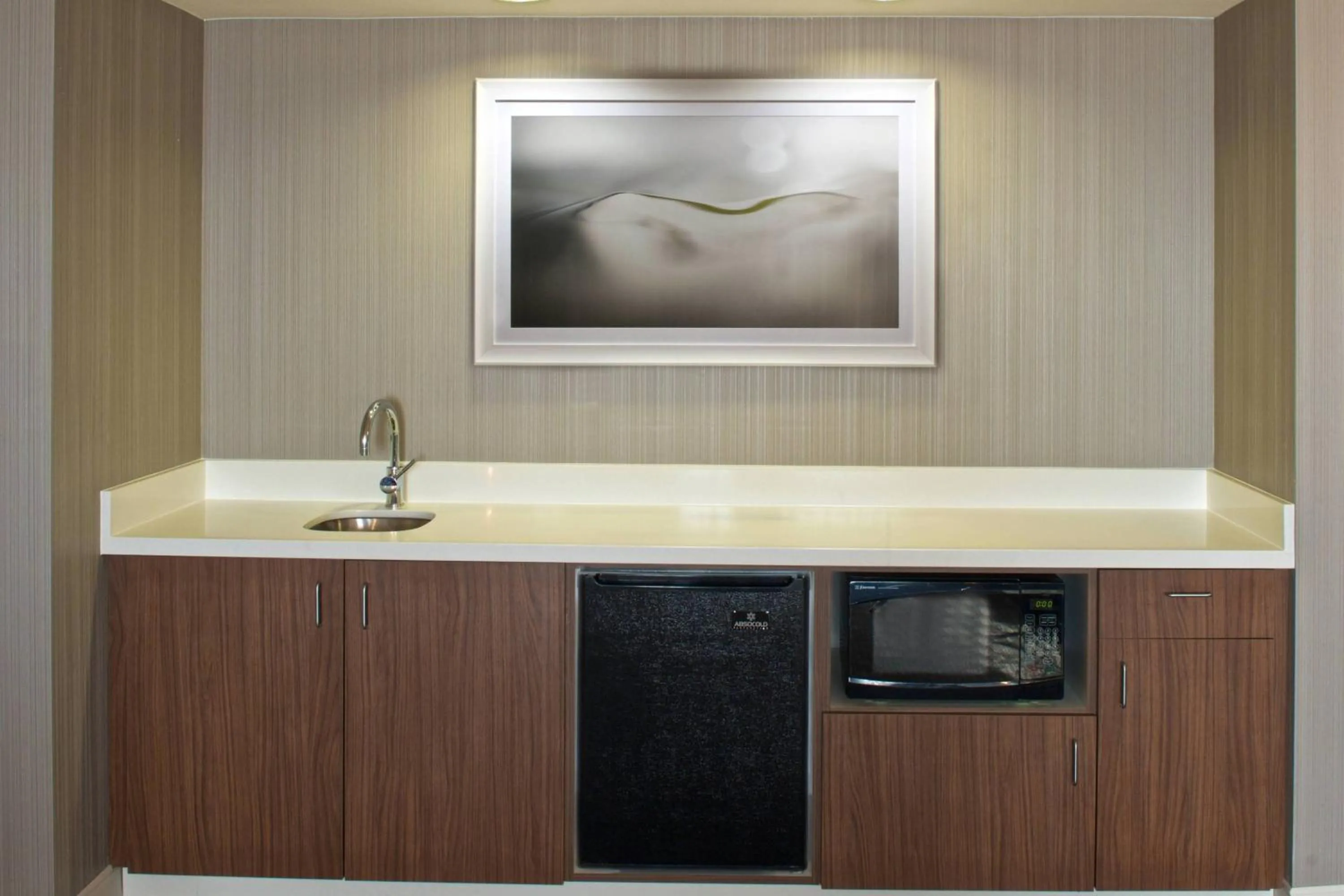 Bedroom in Courtyard by Marriott Newark Silicon Valley