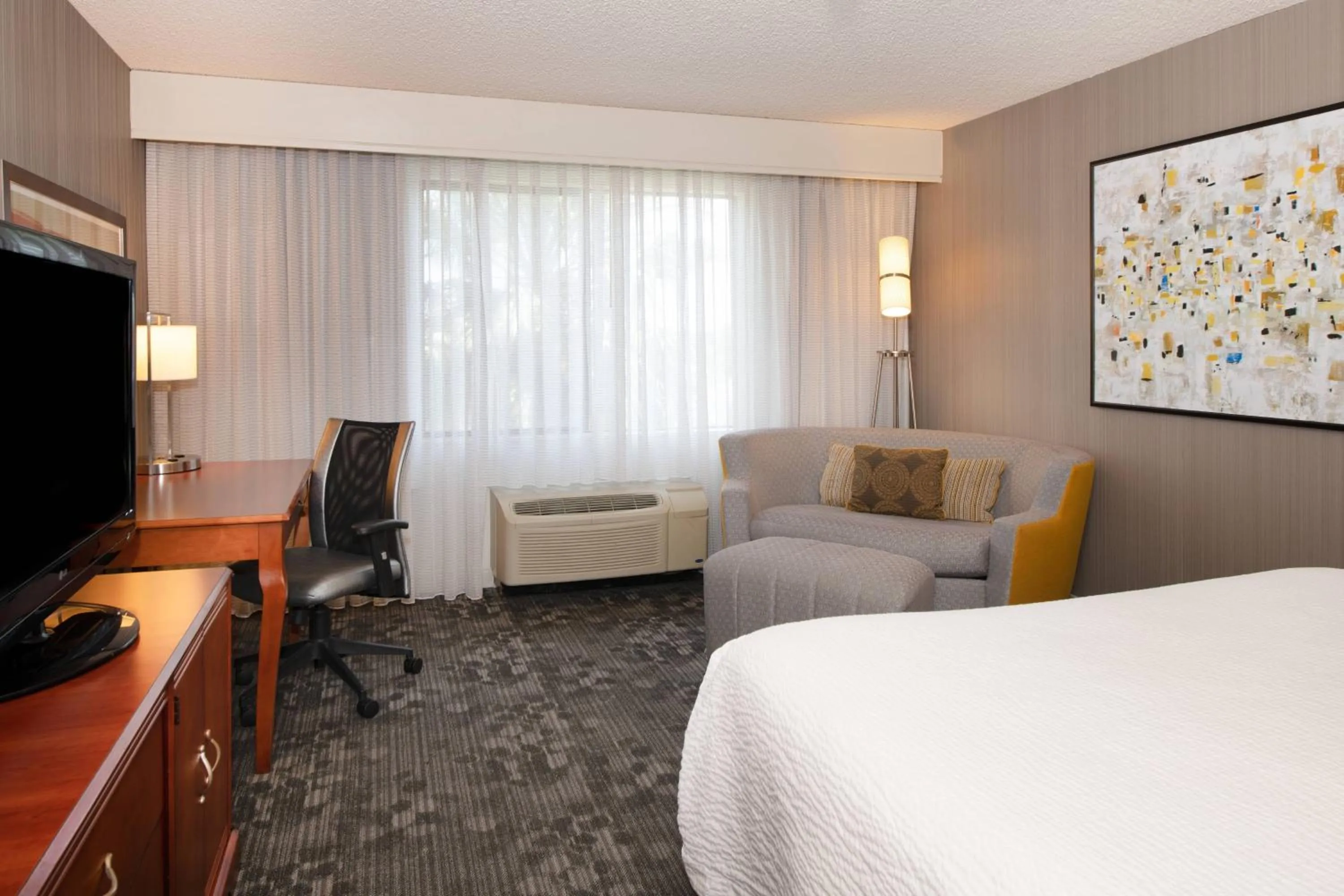 Photo of the whole room, Bed in Courtyard by Marriott Newark Silicon Valley