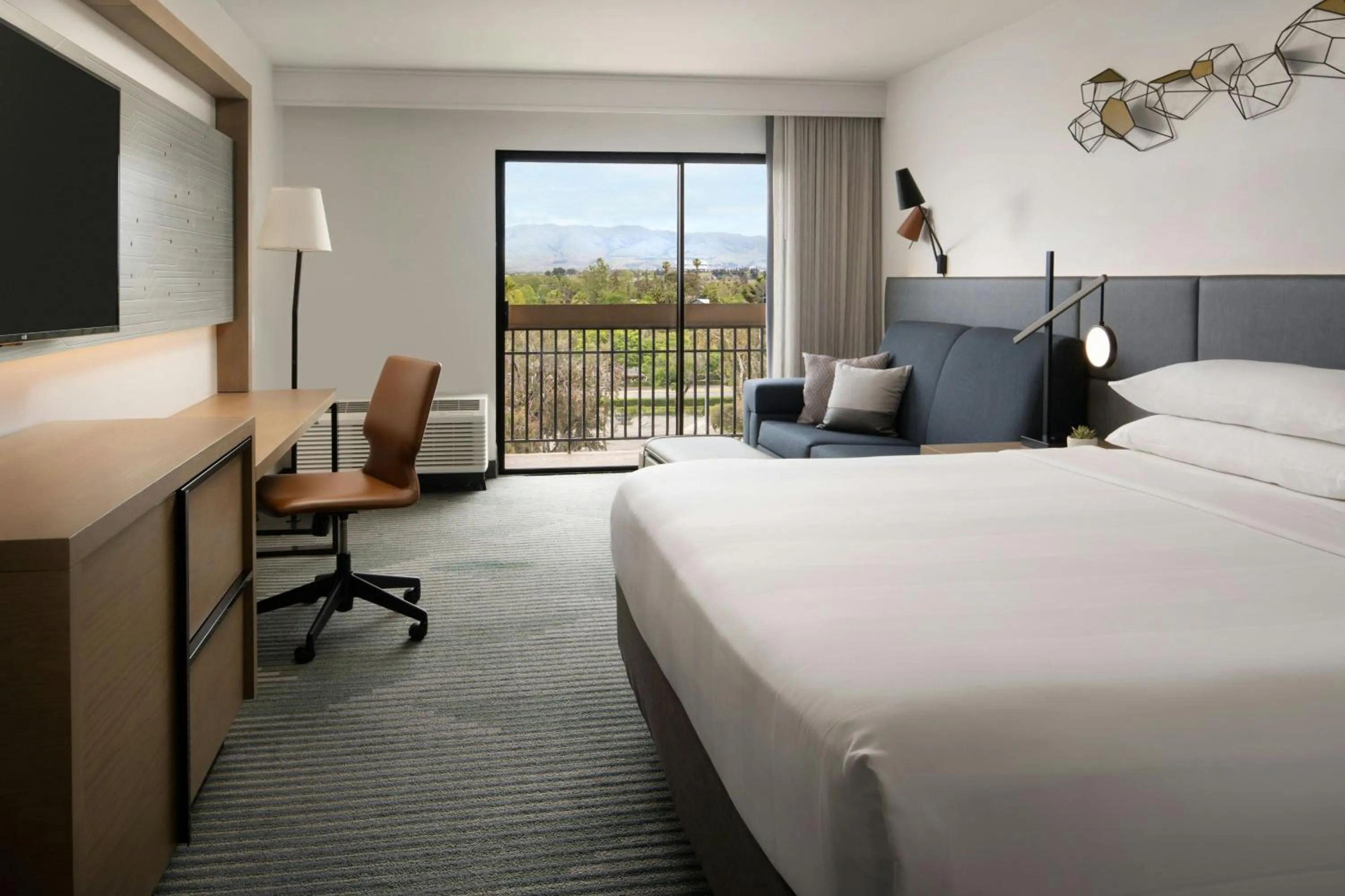 Photo of the whole room, Bed in Santa Clara Marriott