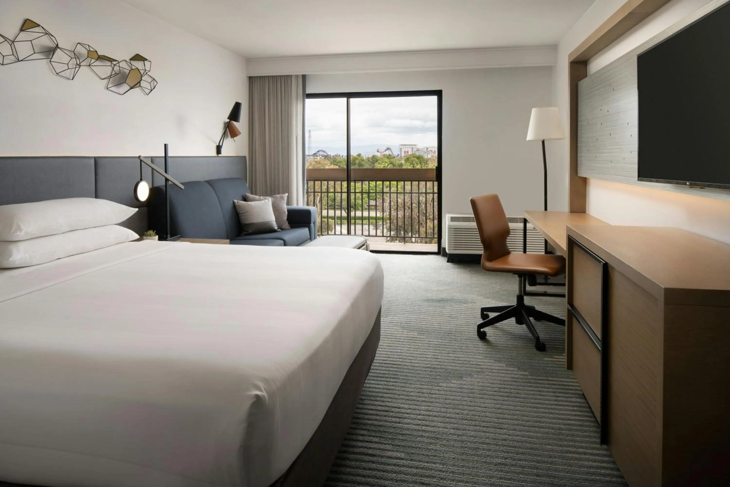 Photo of the whole room, Bed in Santa Clara Marriott