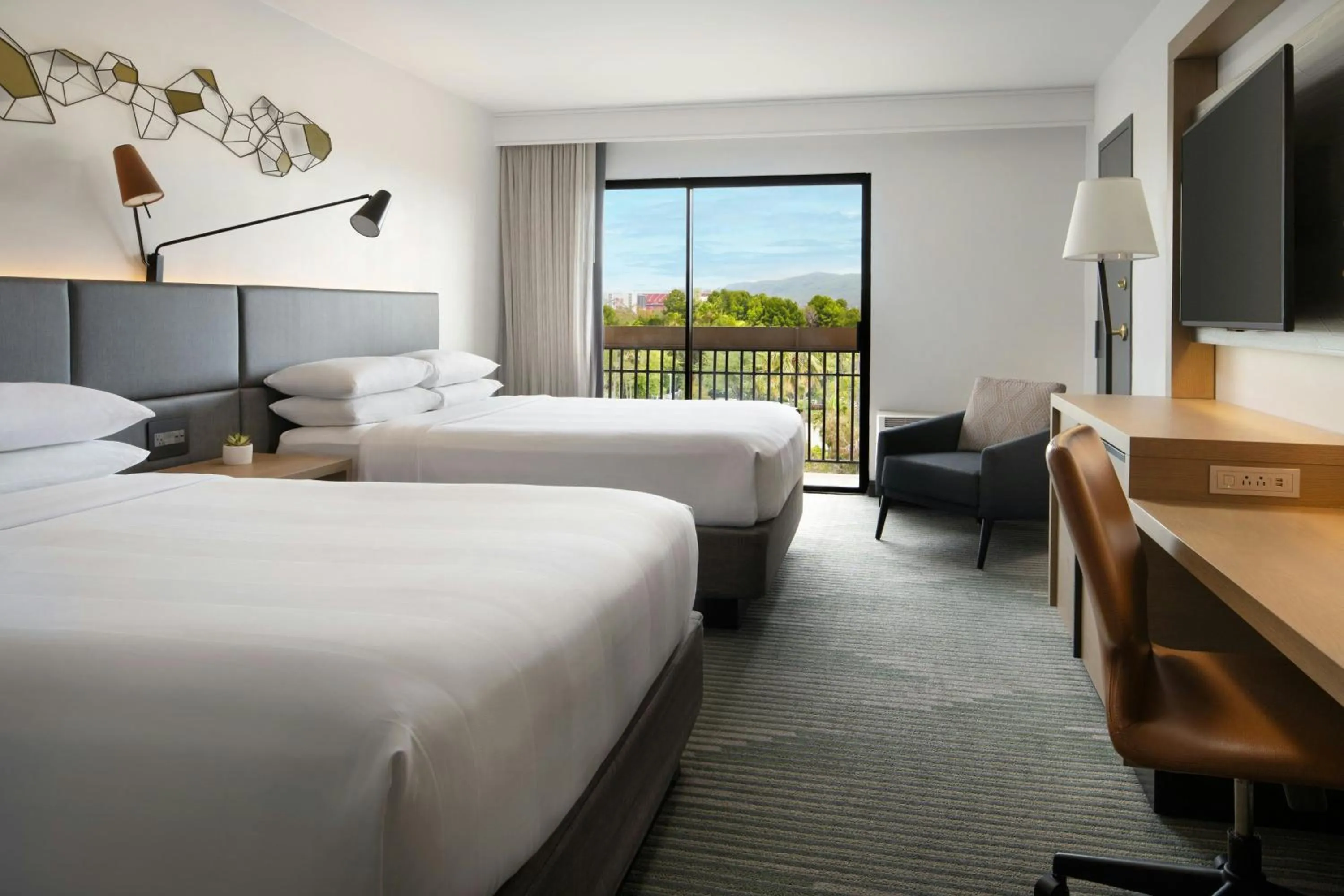 Photo of the whole room, Bed in Santa Clara Marriott