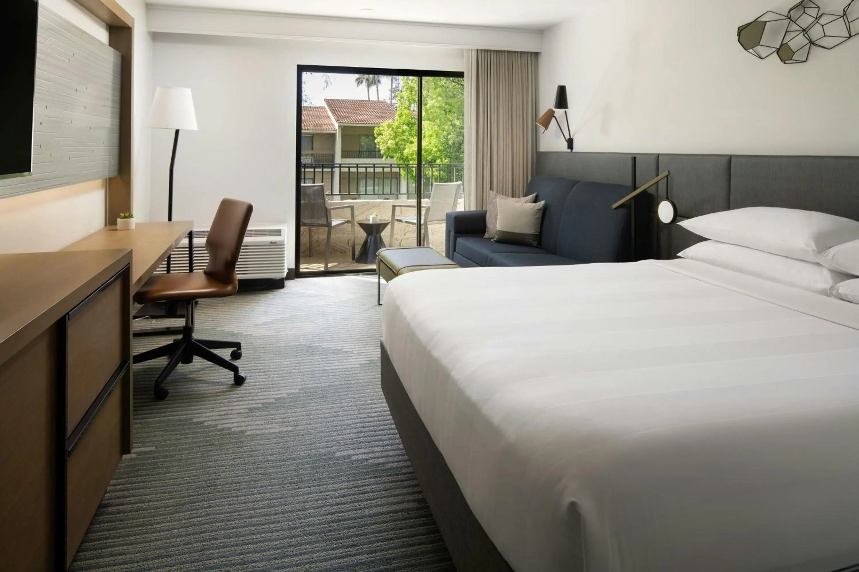 Photo of the whole room, Bed in Santa Clara Marriott