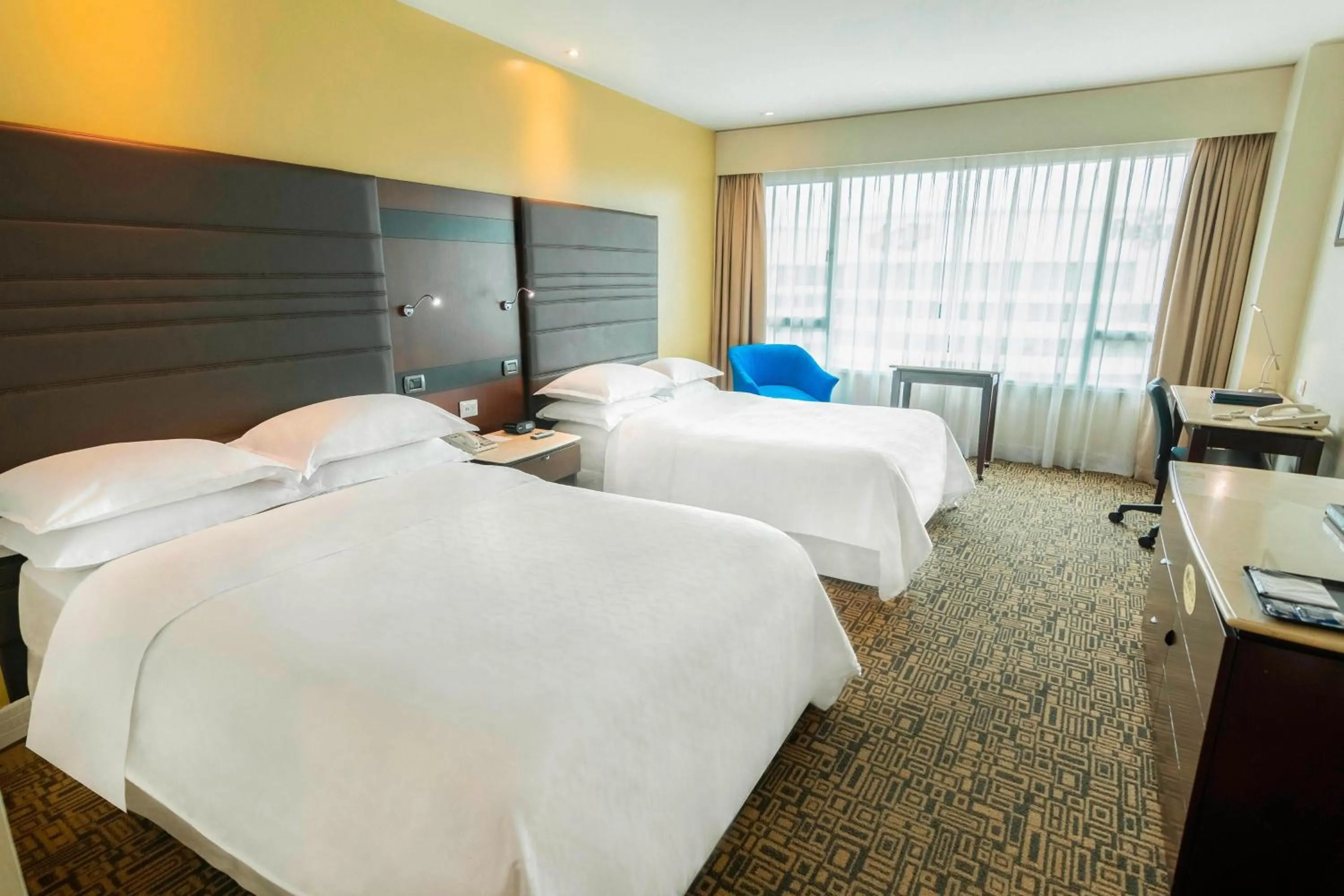 Photo of the whole room, Bed in Sheraton Guayaquil