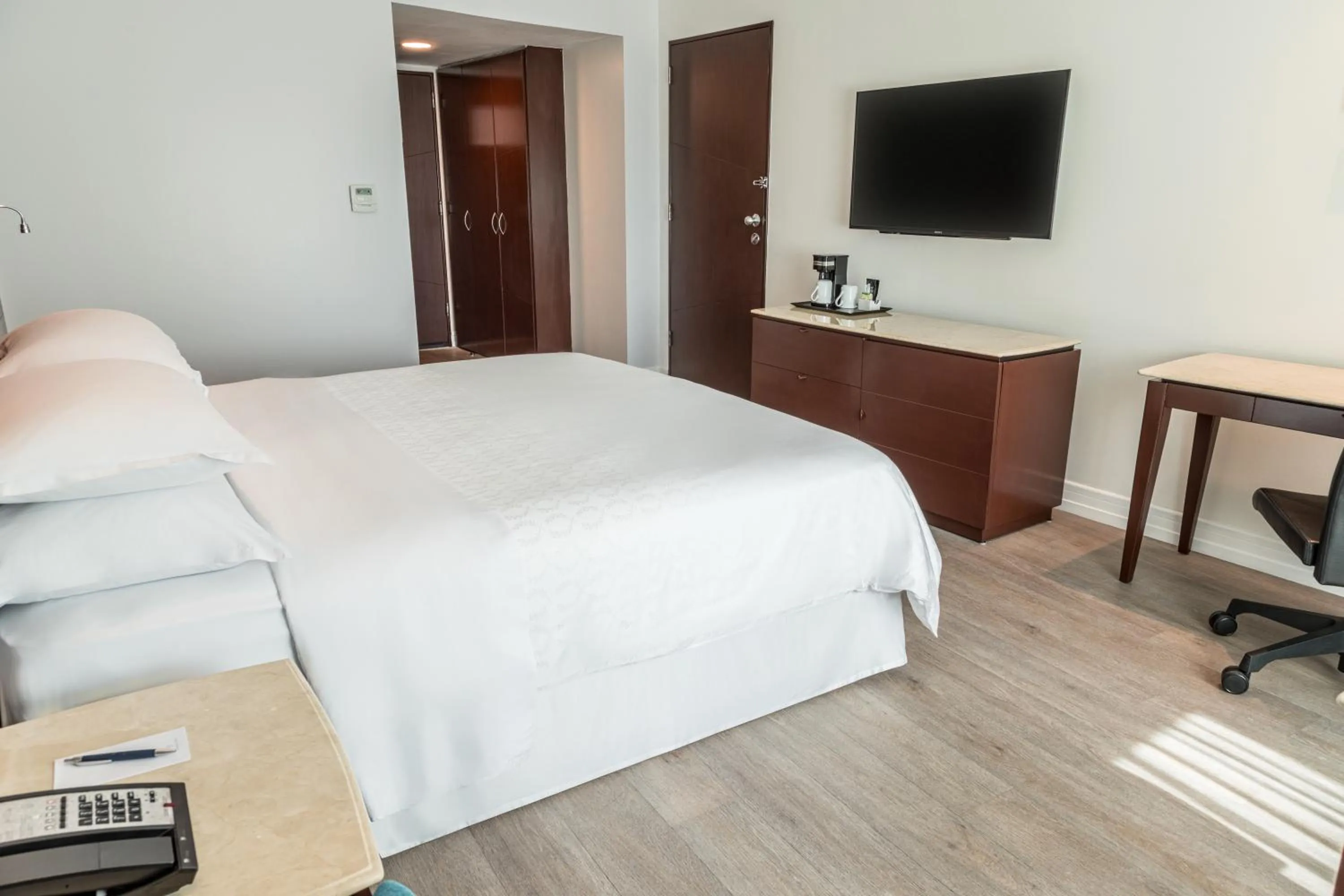 TV and multimedia, Bed in Sheraton Guayaquil