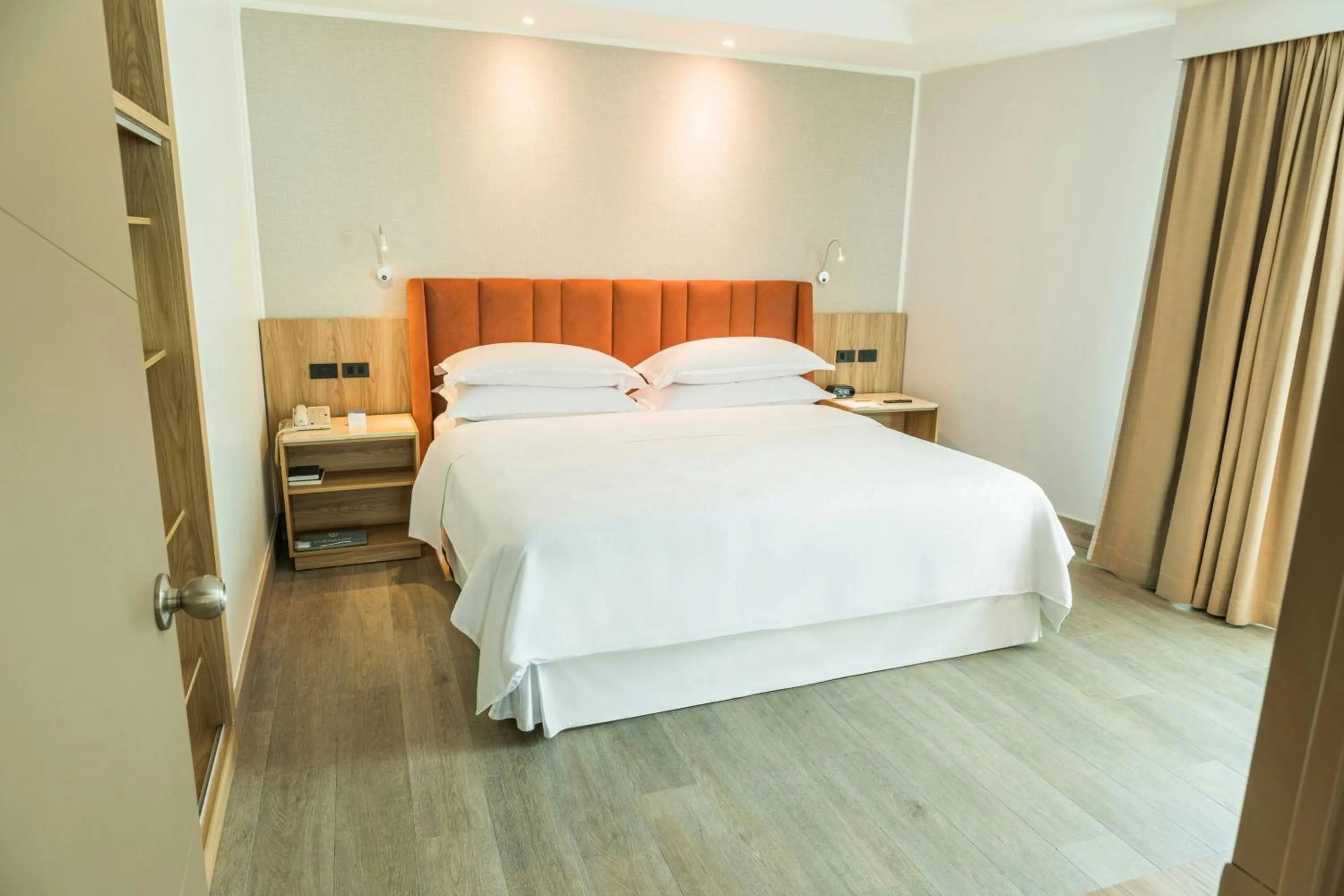 Photo of the whole room, Bed in Sheraton Guayaquil