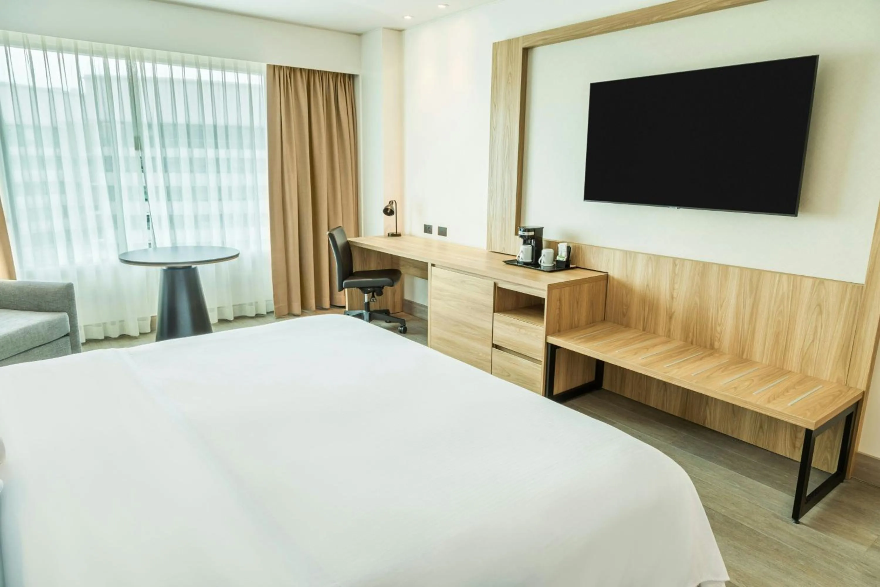 Photo of the whole room, Bed in Sheraton Guayaquil