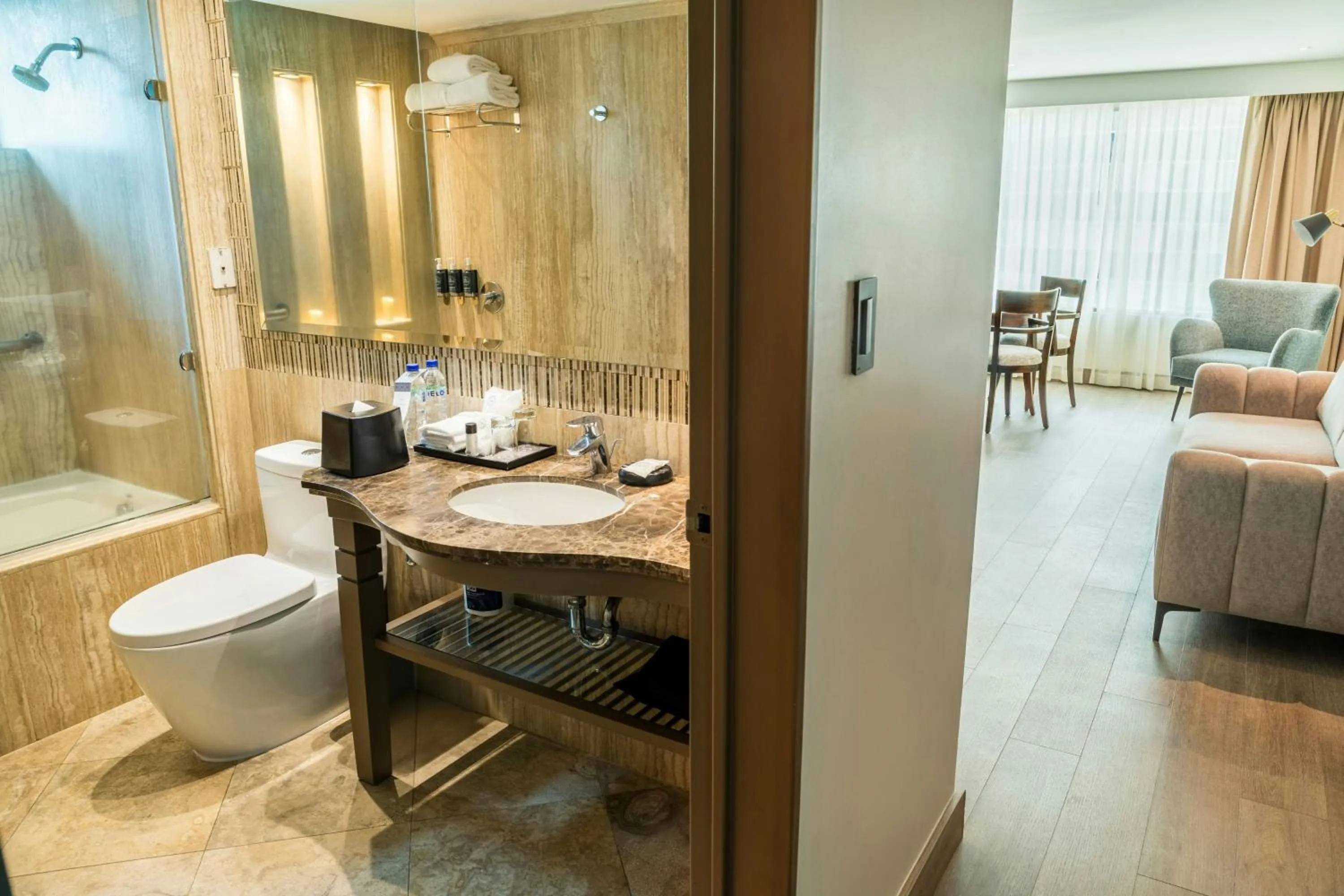 Photo of the whole room, Bed in Sheraton Guayaquil