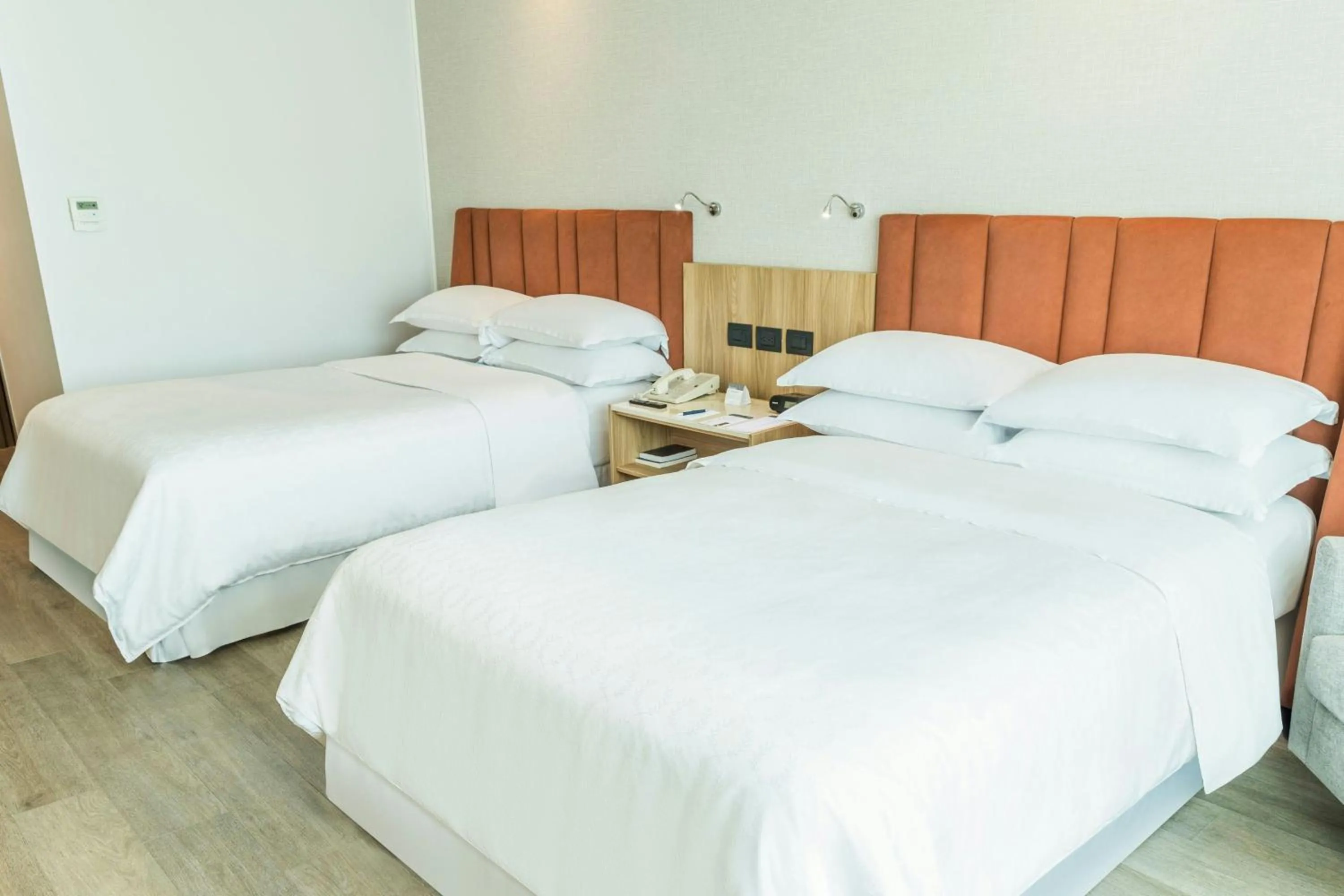 Photo of the whole room, Bed in Sheraton Guayaquil