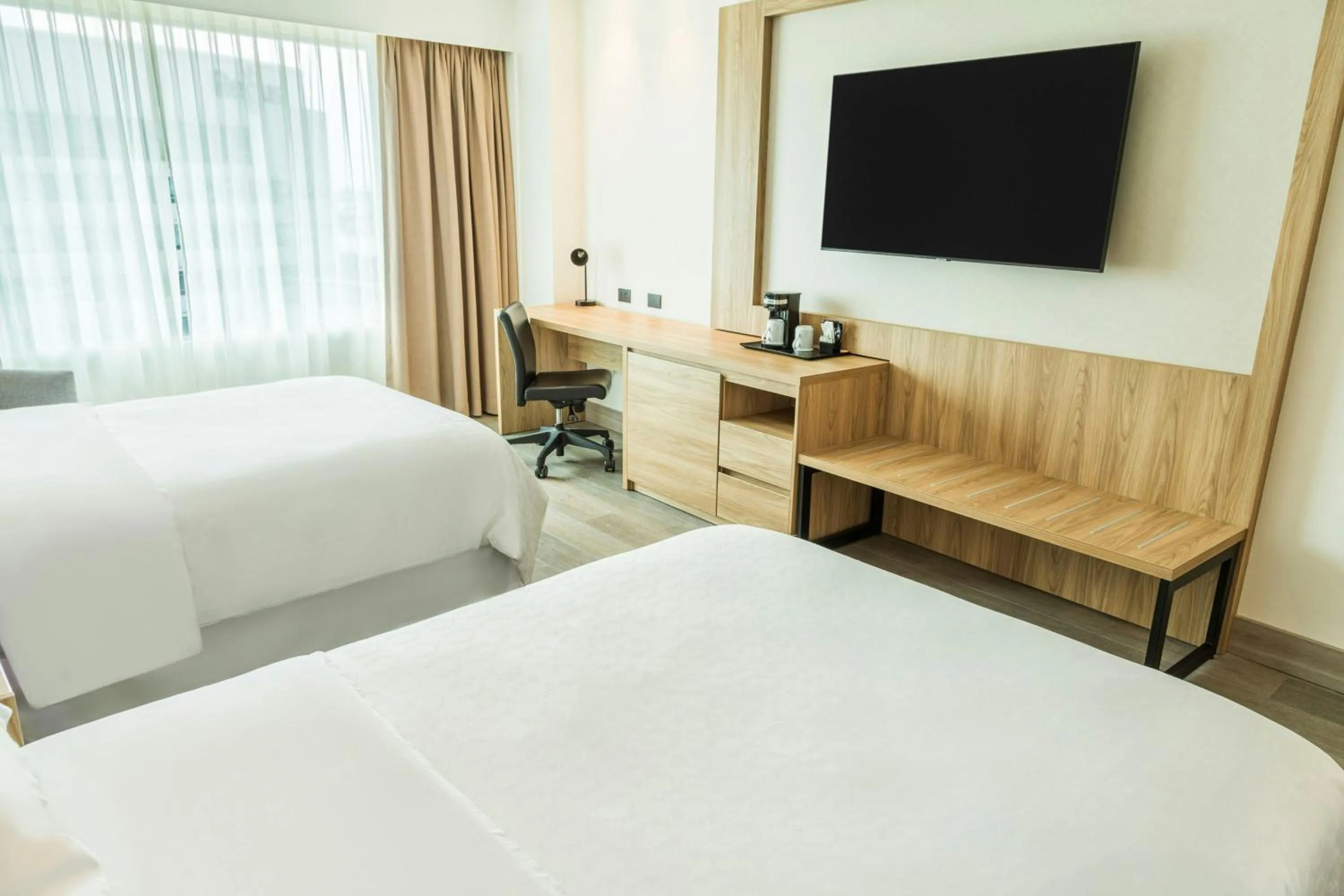 Photo of the whole room, Bed in Sheraton Guayaquil