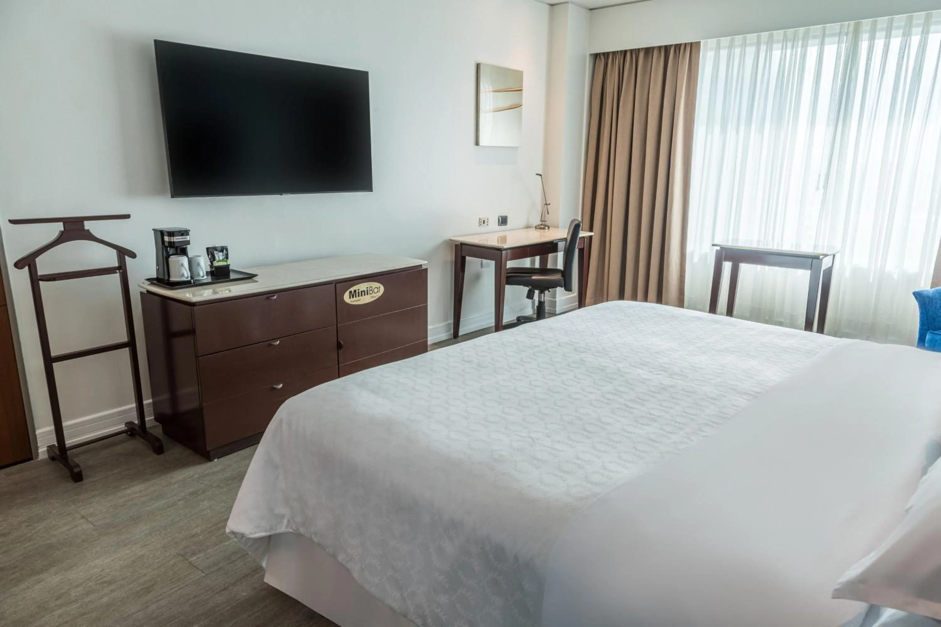 Photo of the whole room, Bed in Sheraton Guayaquil