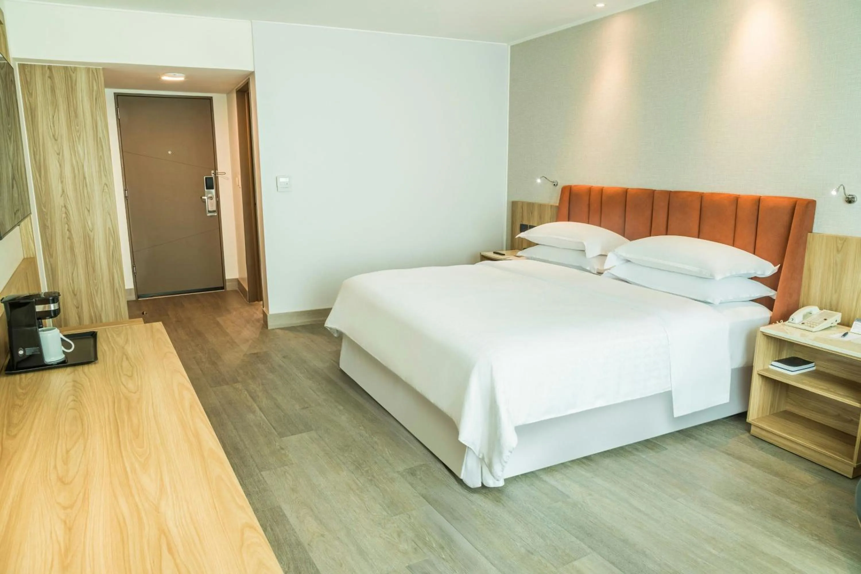 Photo of the whole room, Bed in Sheraton Guayaquil