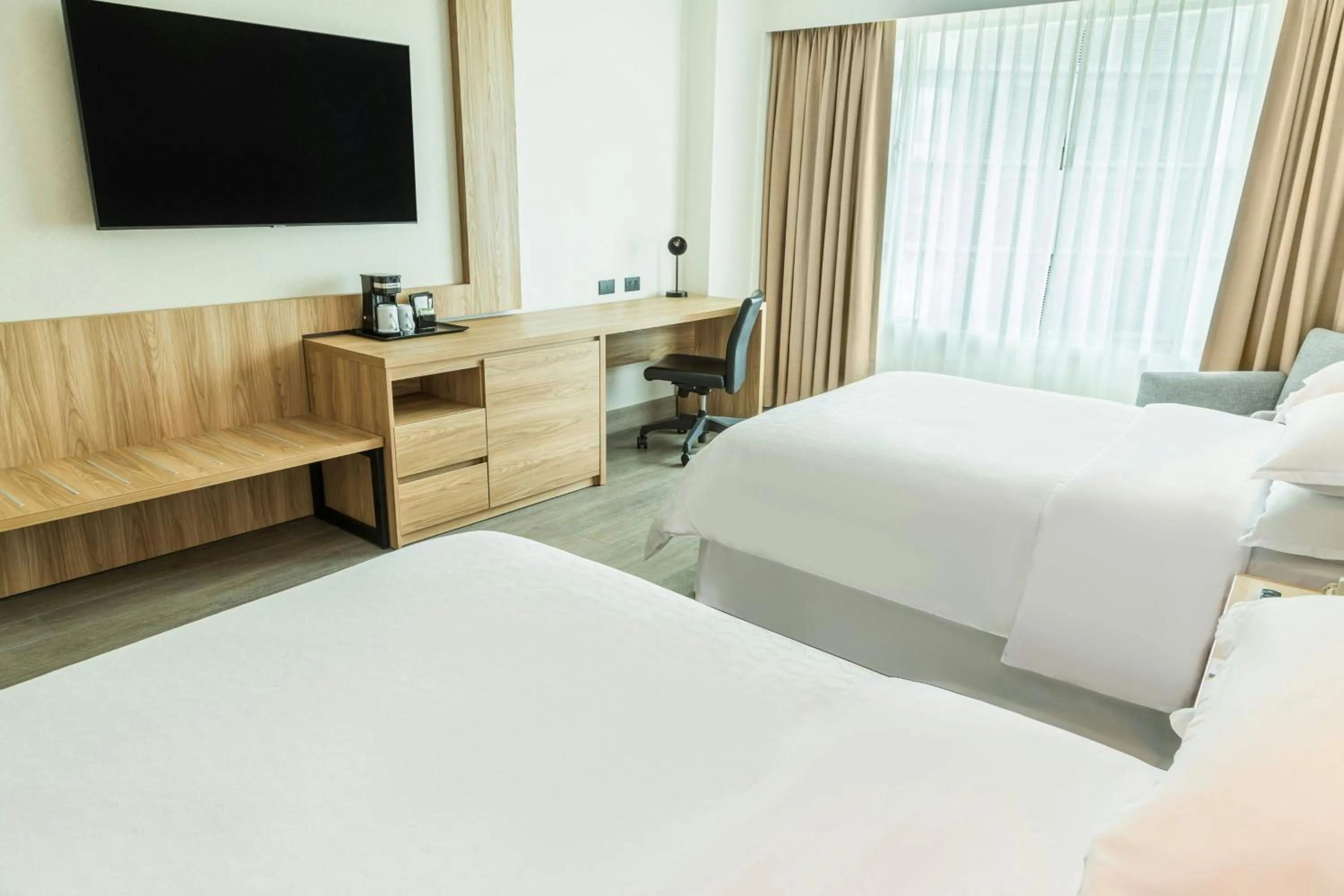 Photo of the whole room, Bed in Sheraton Guayaquil