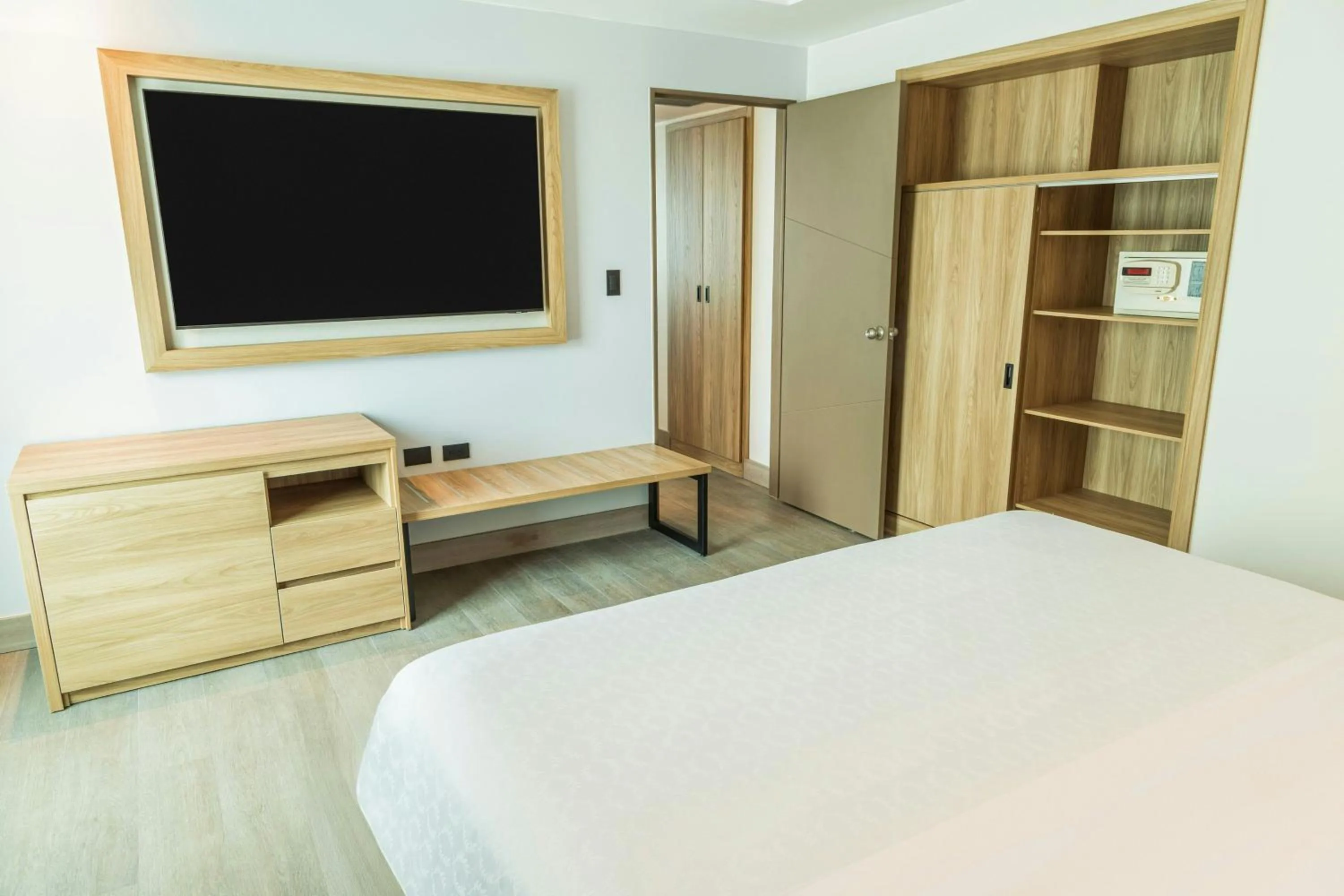 Photo of the whole room, Bed in Sheraton Guayaquil