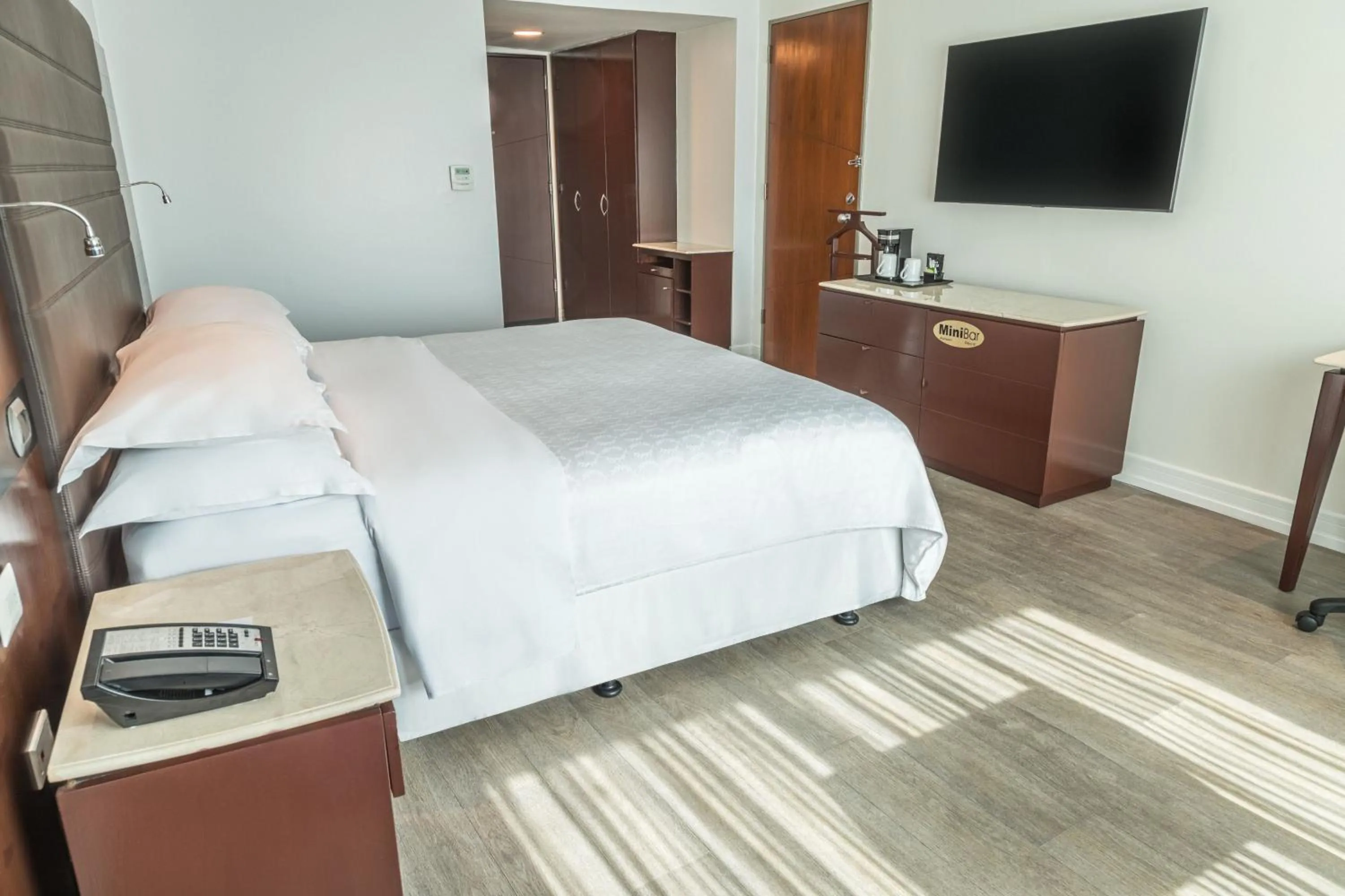 Photo of the whole room, Bed in Sheraton Guayaquil