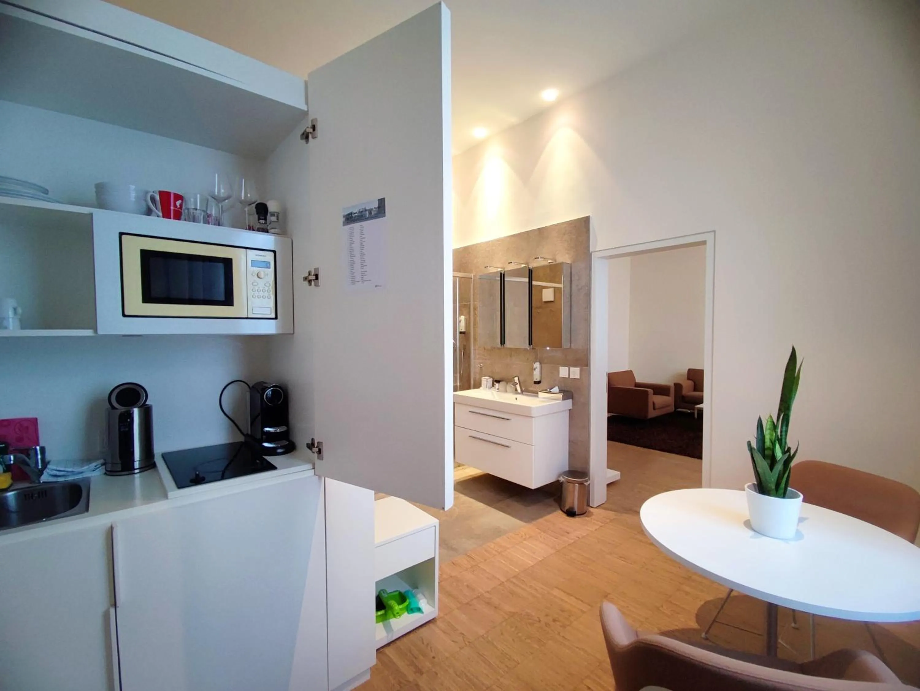 Kitchen or kitchenette, Bed in Hotel Am Domplatz - Adult Only