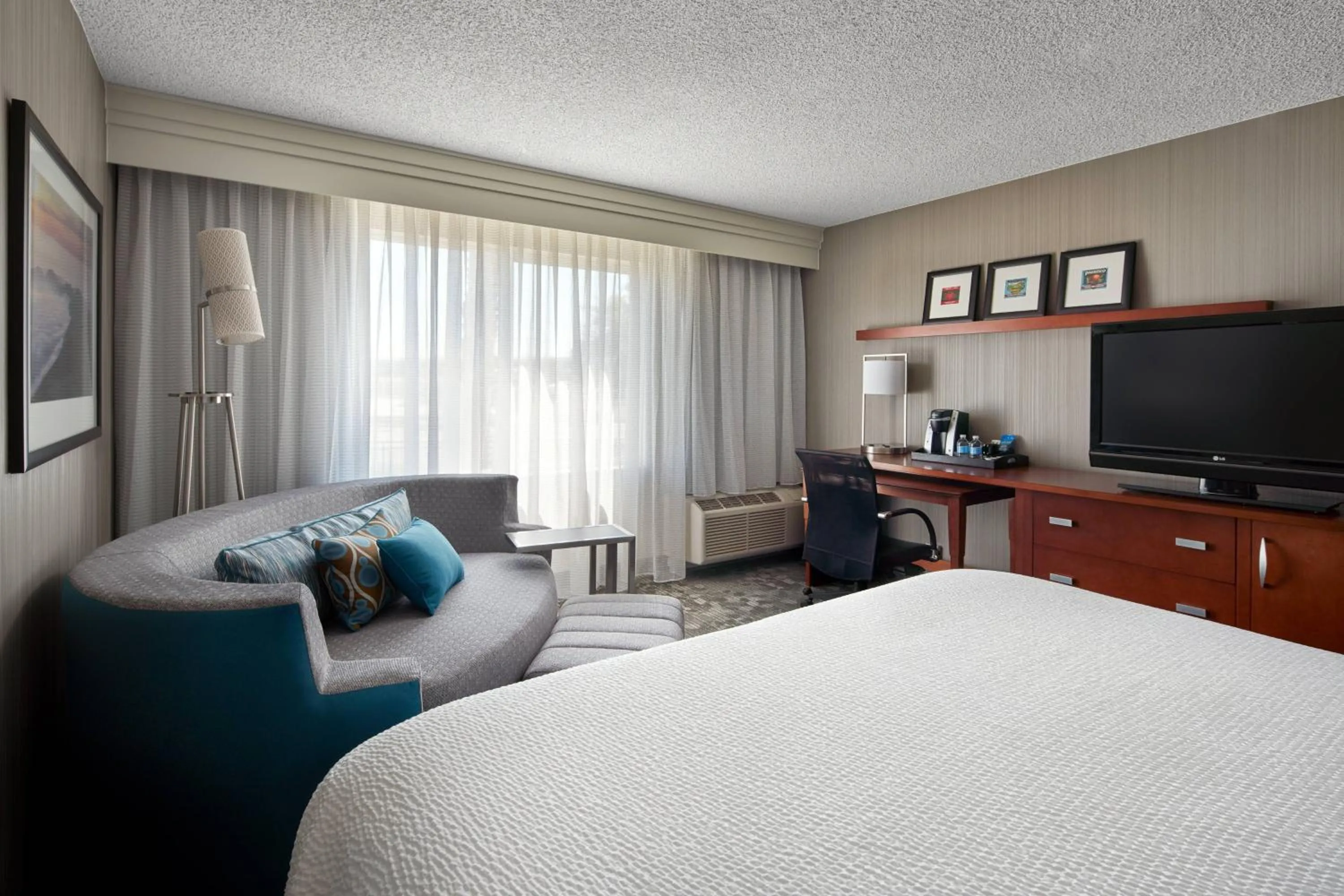 Photo of the whole room, Bed in Courtyard Milpitas Silicon Valley