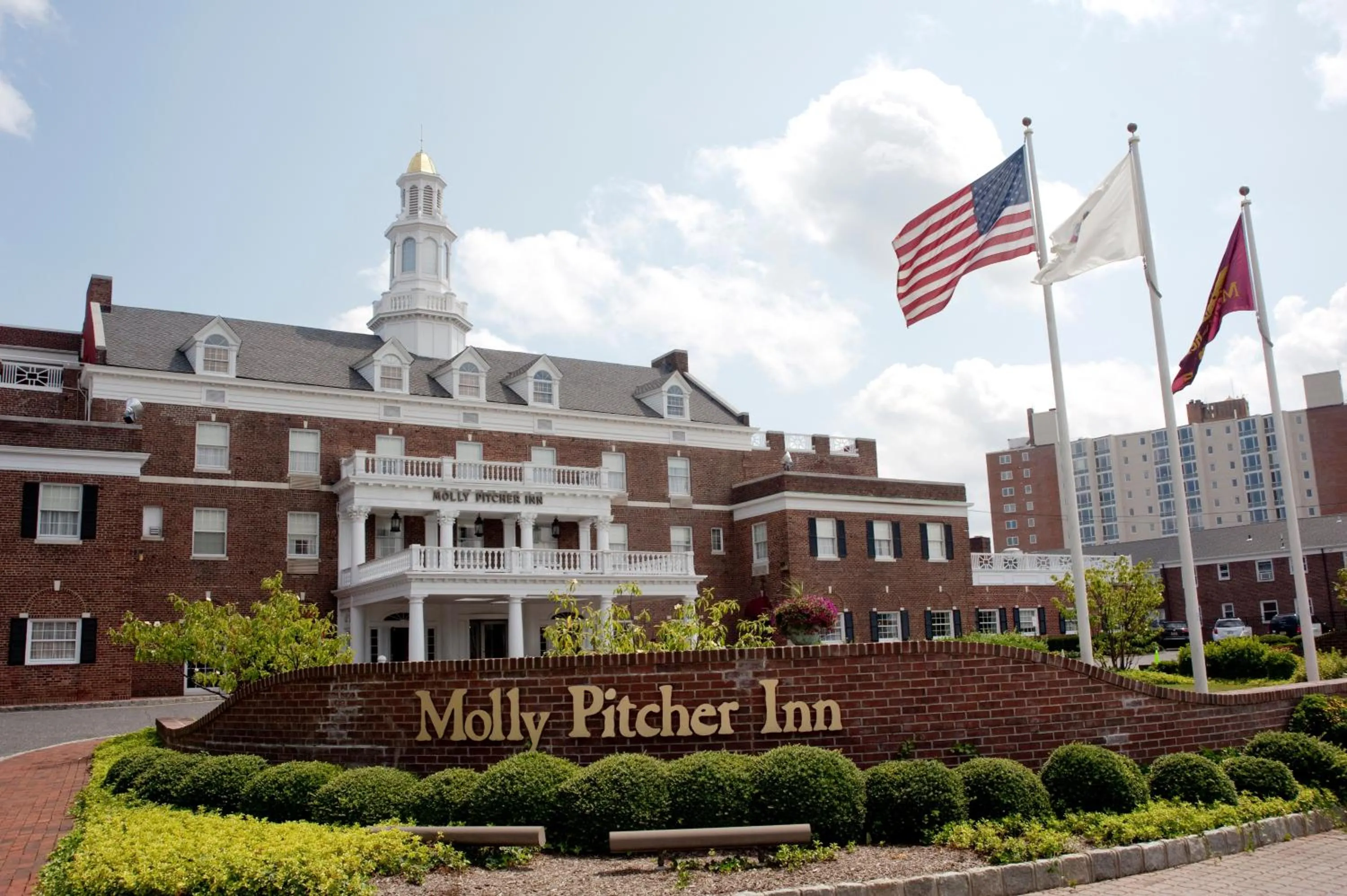 Facade/entrance in Molly Pitcher Inn