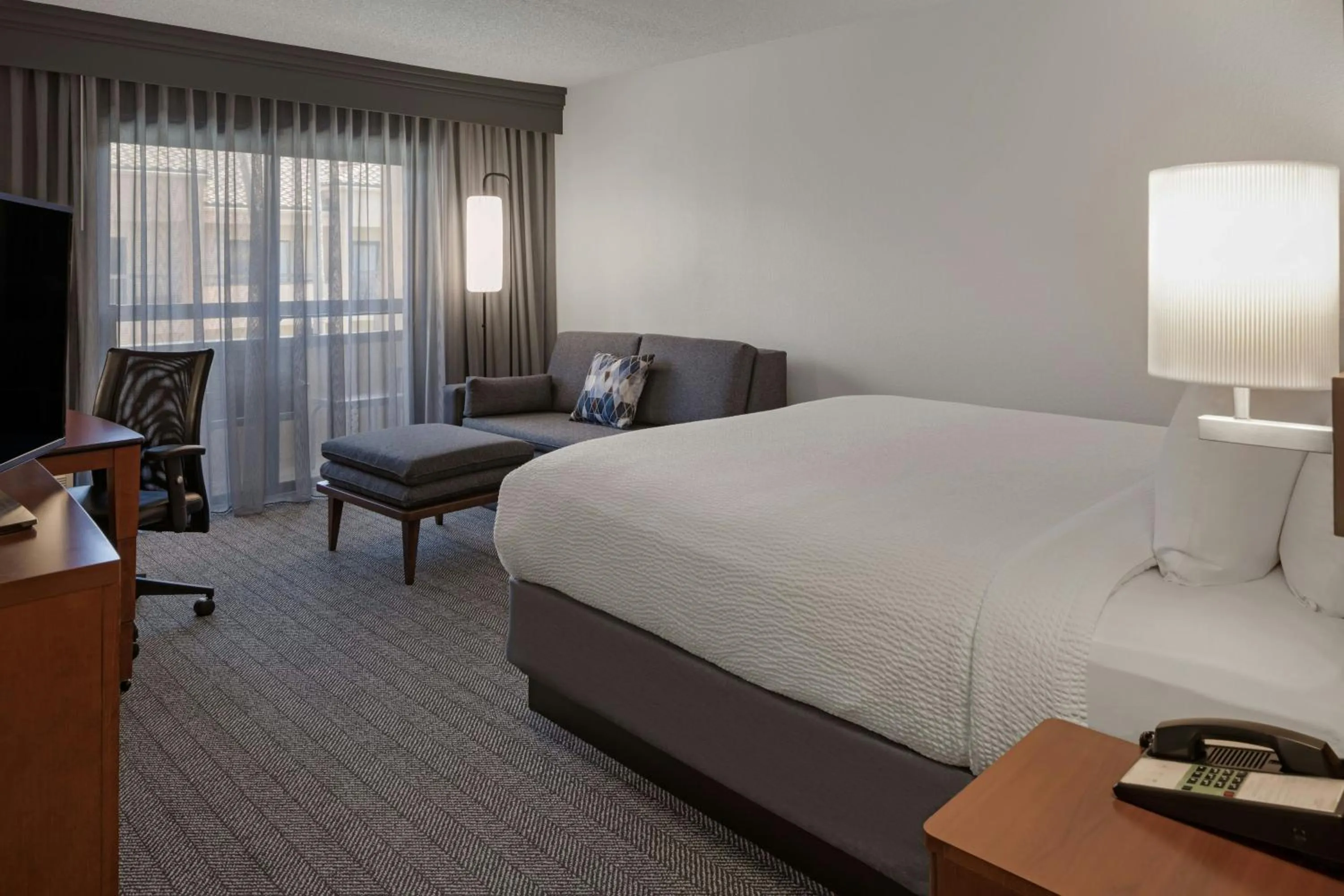 Photo of the whole room, Bed in Courtyard Anaheim Buena Park