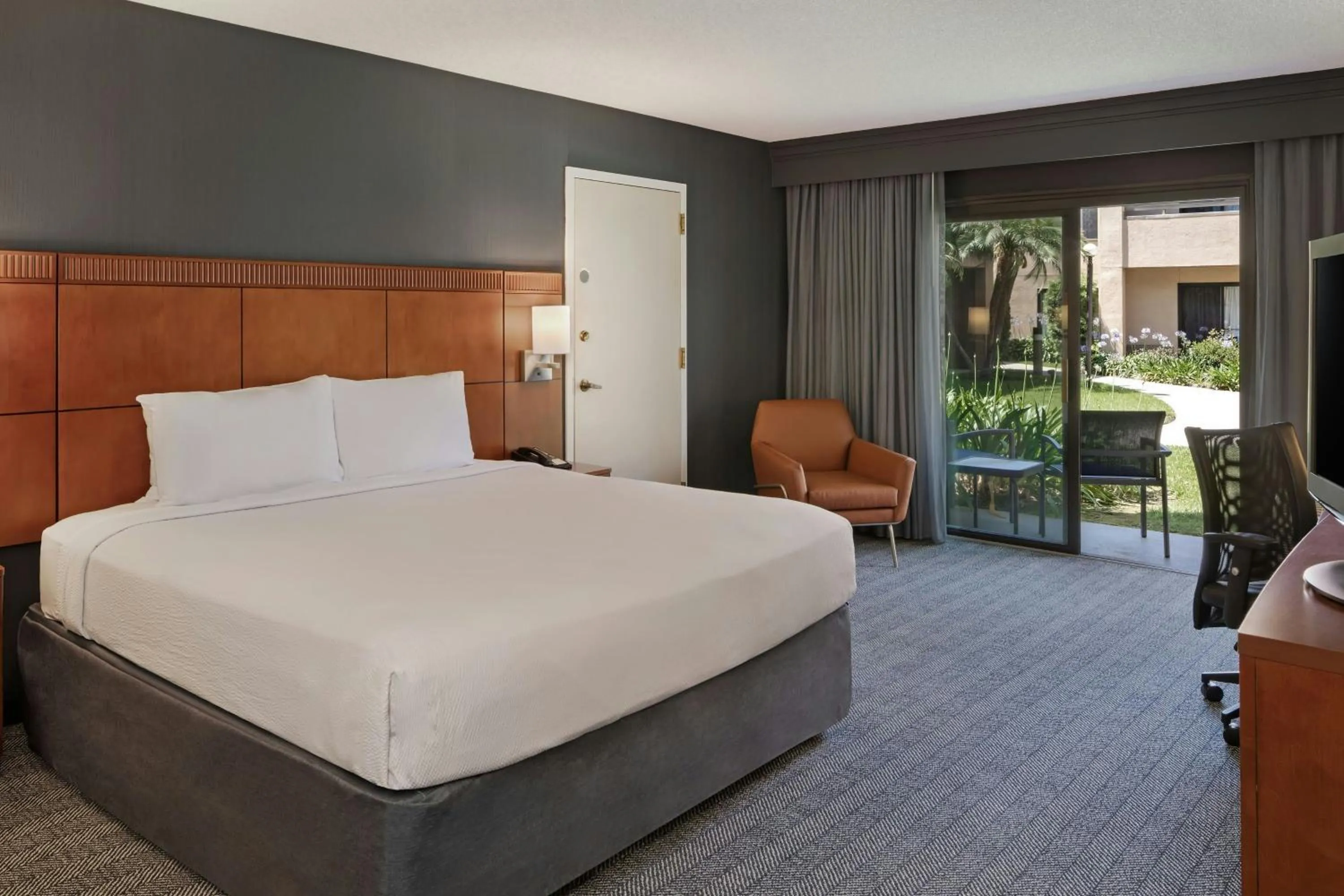 Photo of the whole room, Bed in Courtyard Anaheim Buena Park