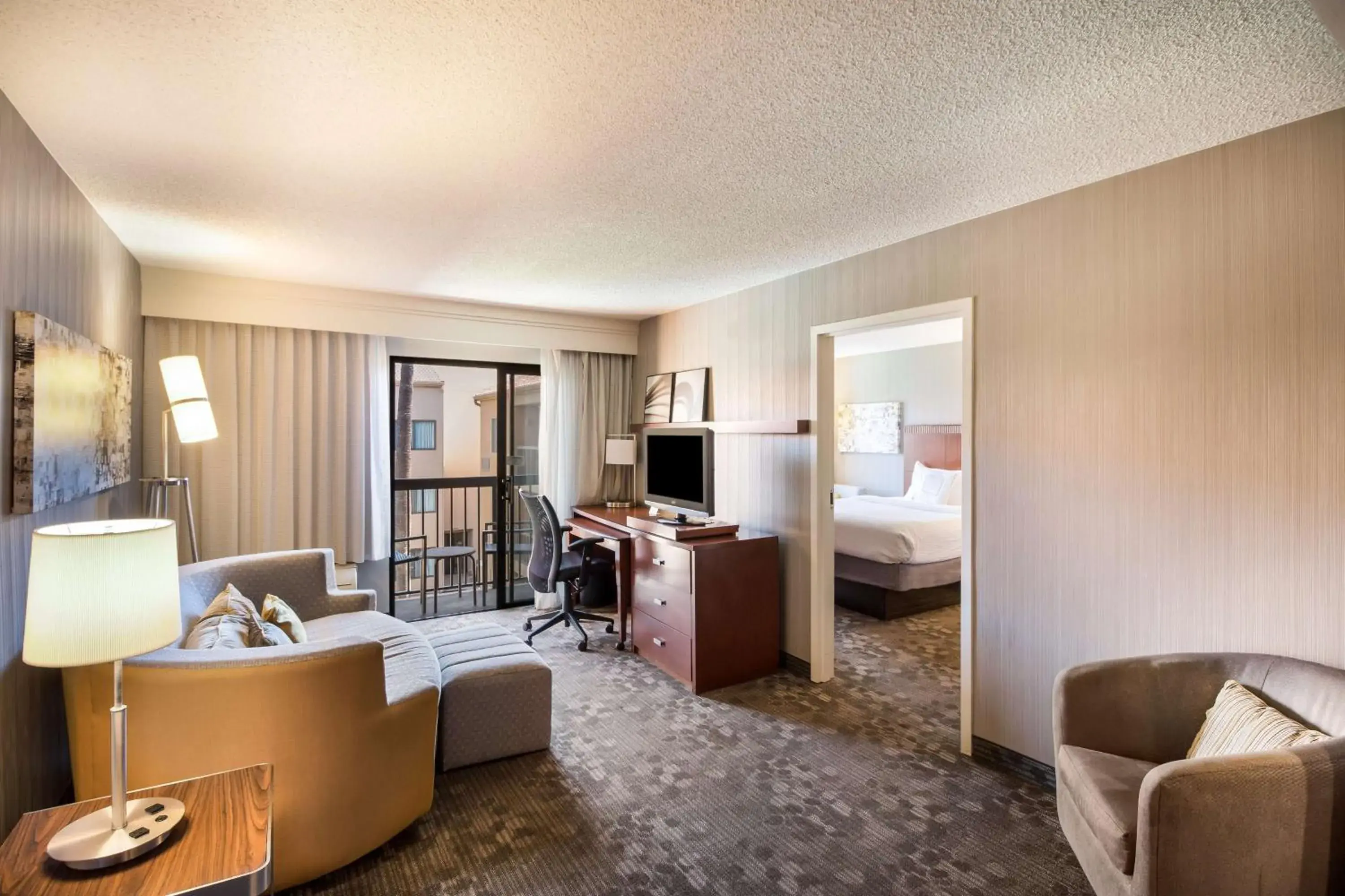 One-Bedroom King Suite with Pool View in Sonesta Select Huntington Beach Fountain Valley One-Bedroom King Suite with Pool View in Sonesta Select Huntington Beach Fountain Valley