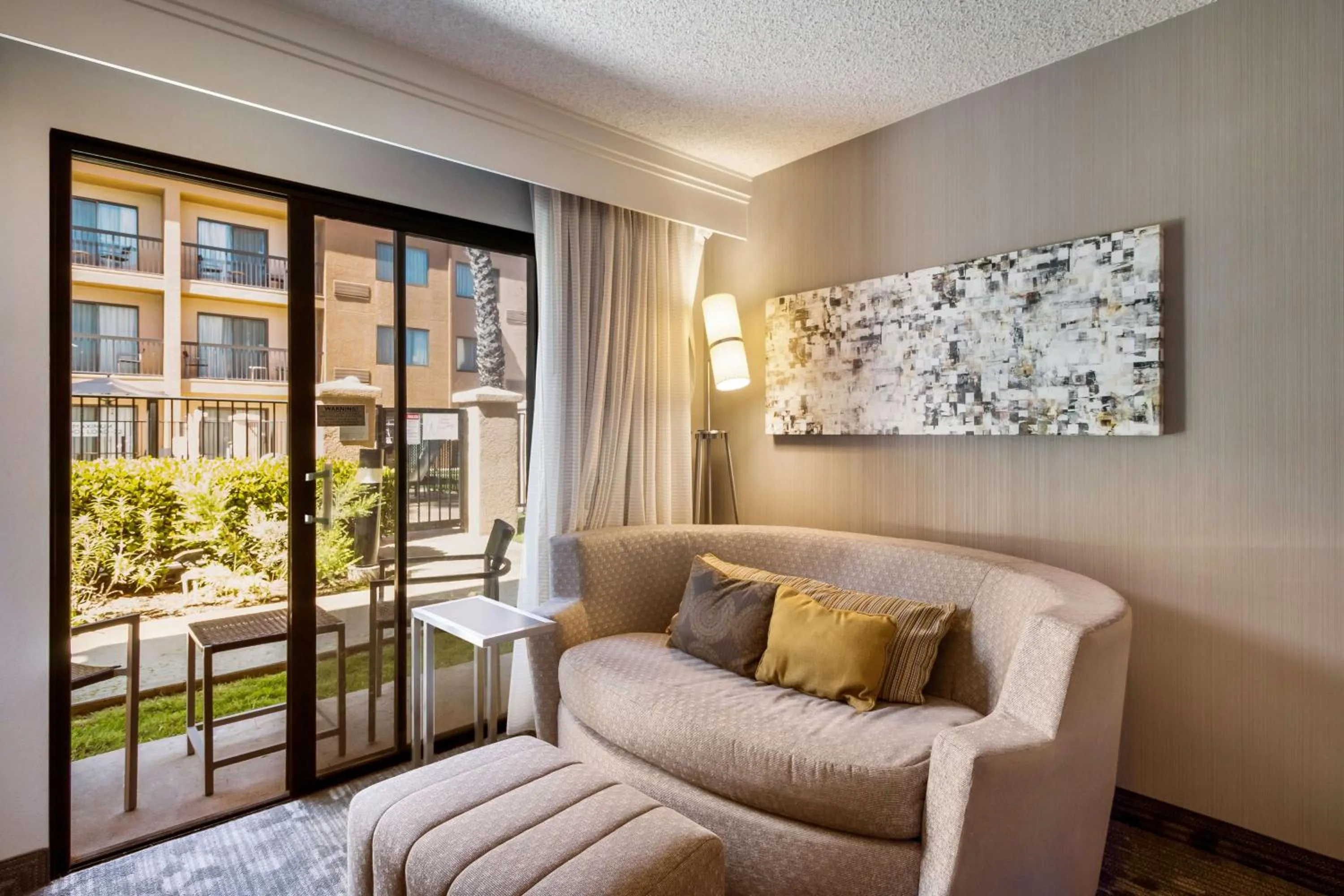 Bedroom in Sonesta Select Huntington Beach Fountain Valley