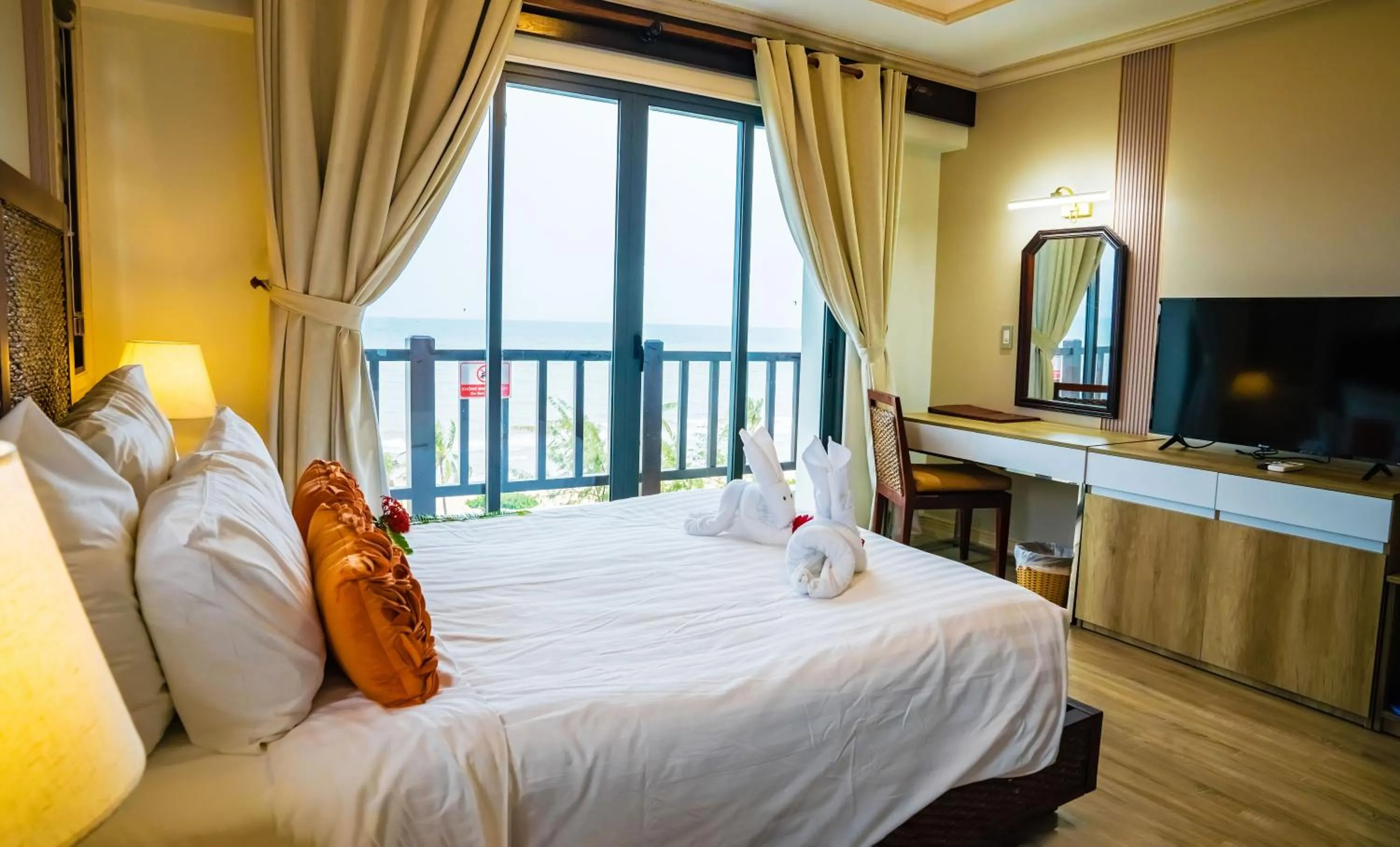 Bed in Lotus Muine Resort & Spa