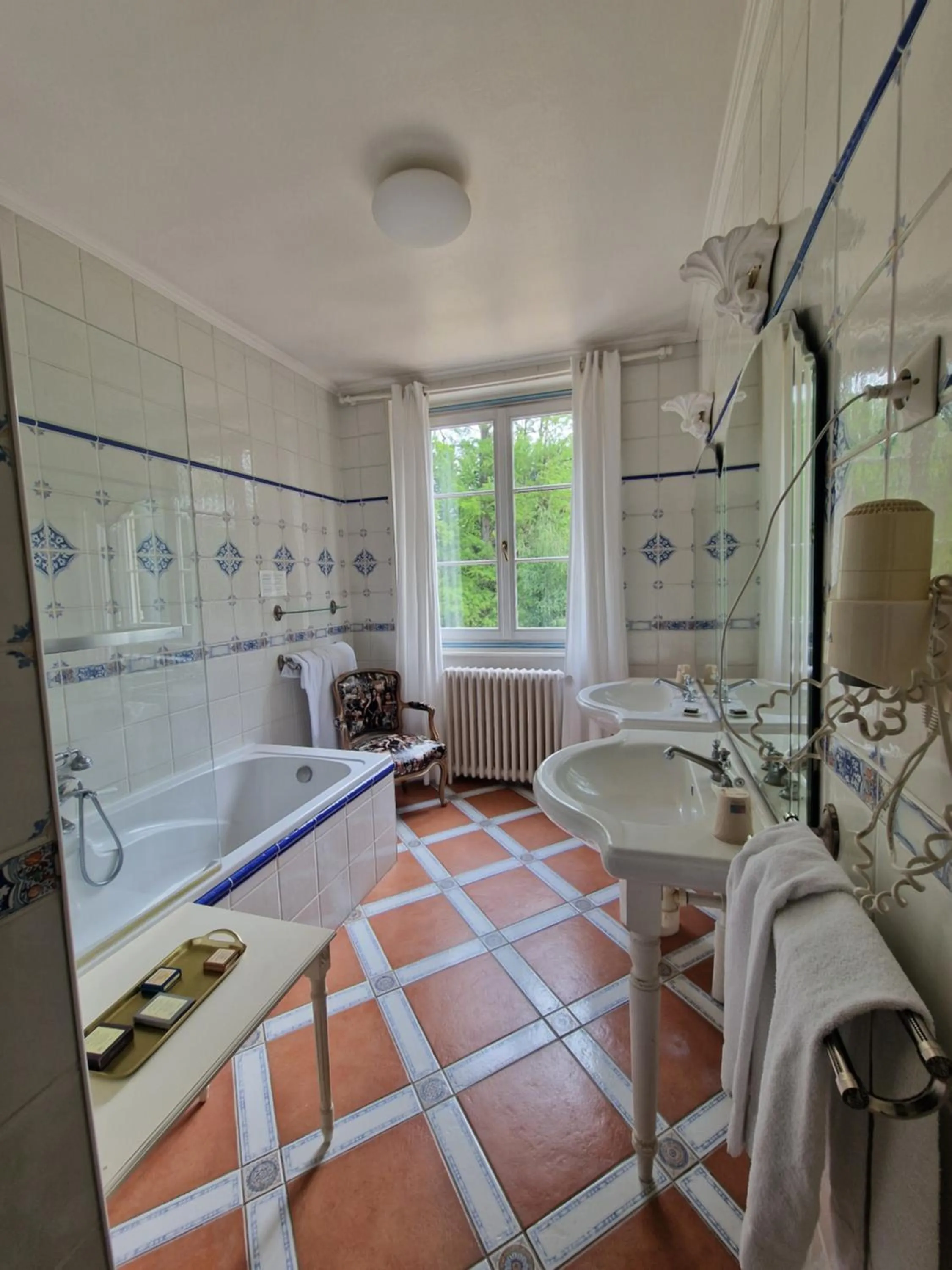 Bathroom in Hostellerie Du Château Les Muids