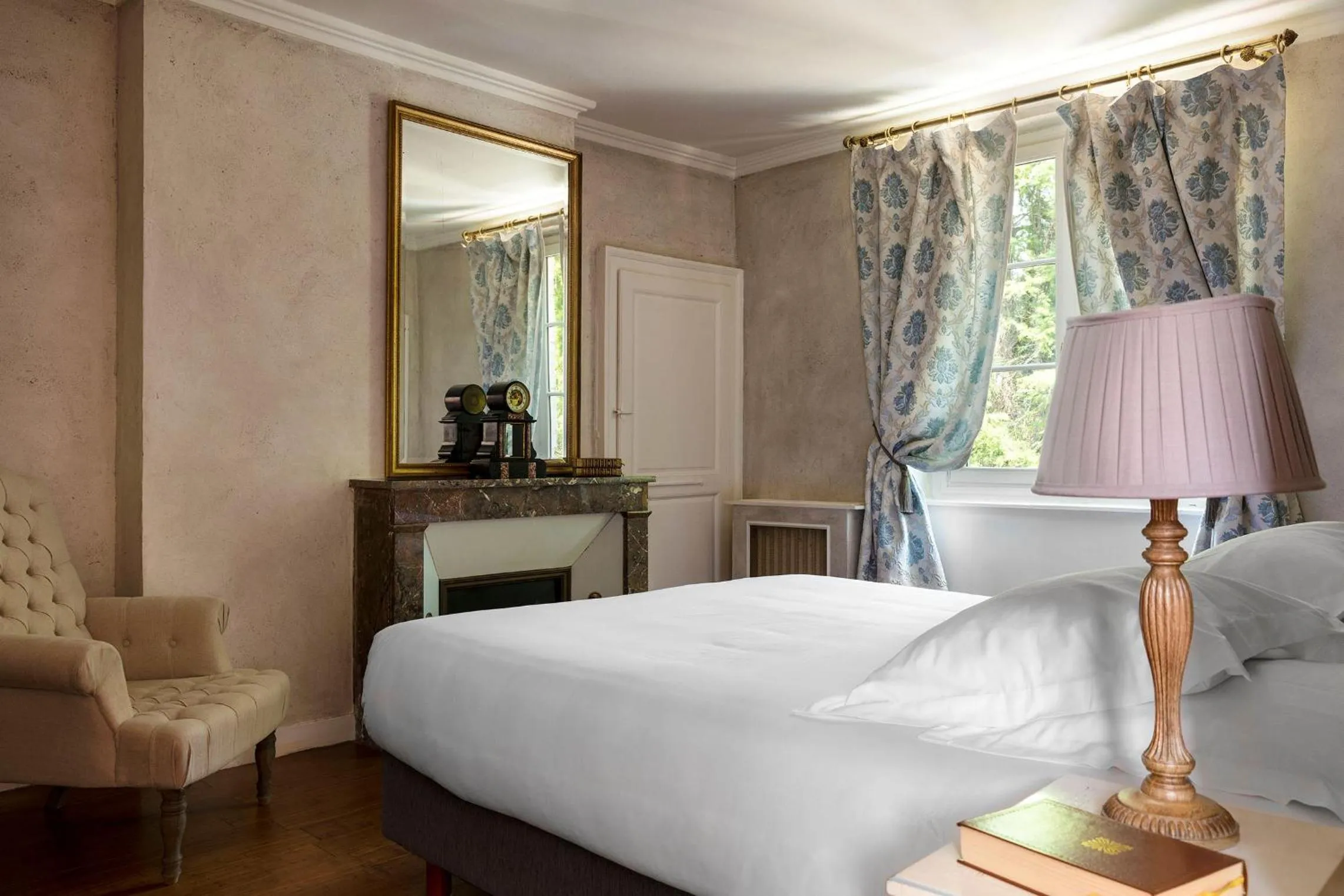 Bed in Hostellerie Du Château Les Muids