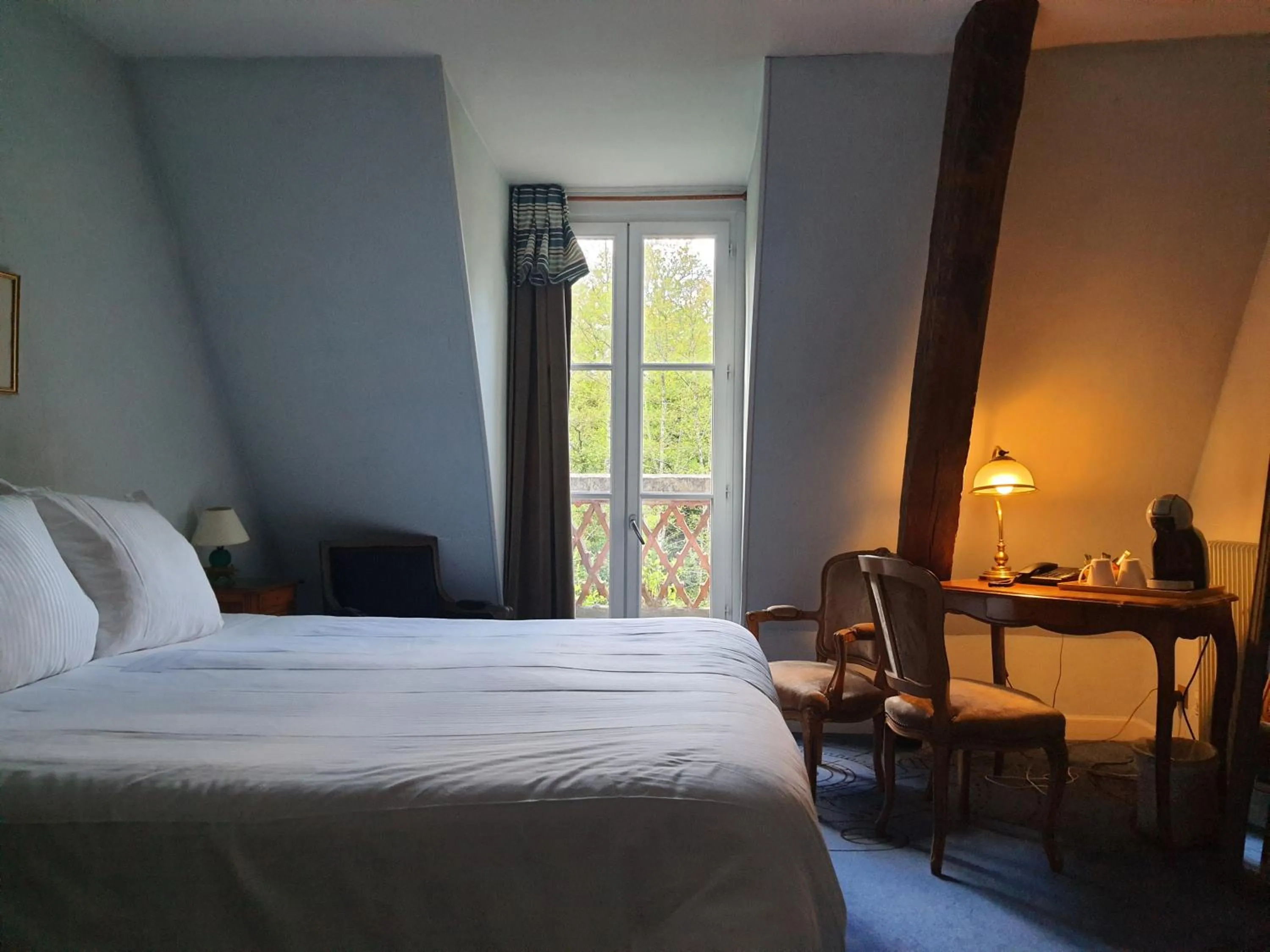 Bed in Hostellerie Du Château Les Muids