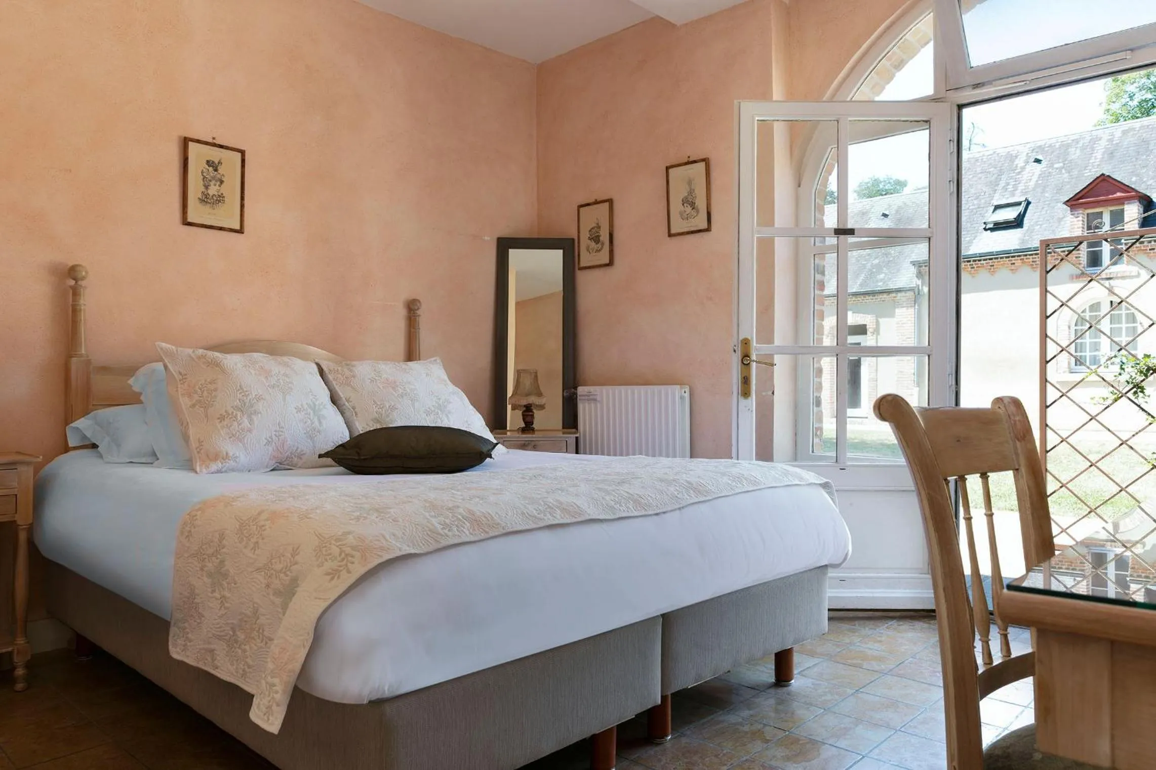 Bed in Hostellerie Du Château Les Muids