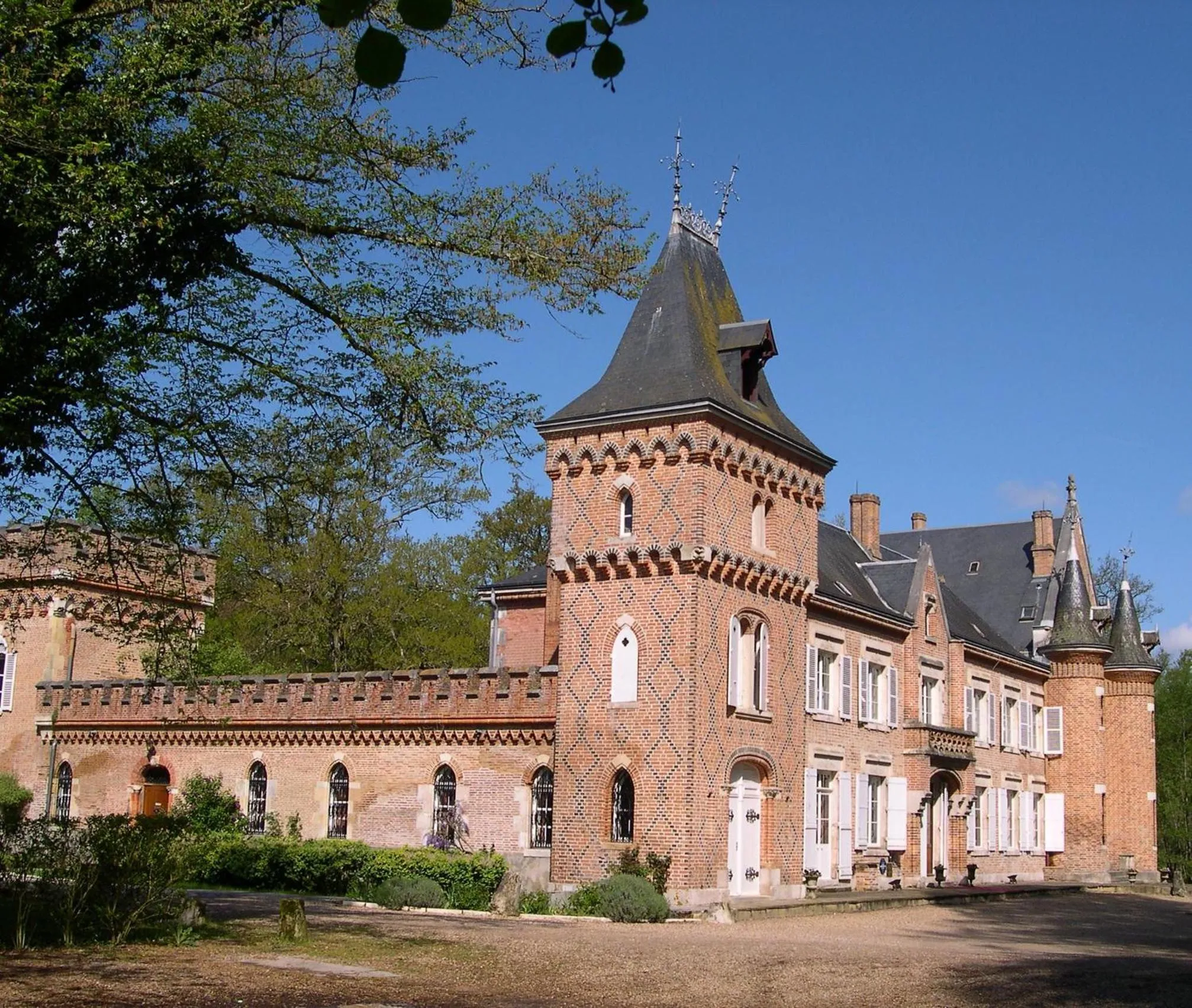 Property building in Hostellerie Du Château Les Muids
