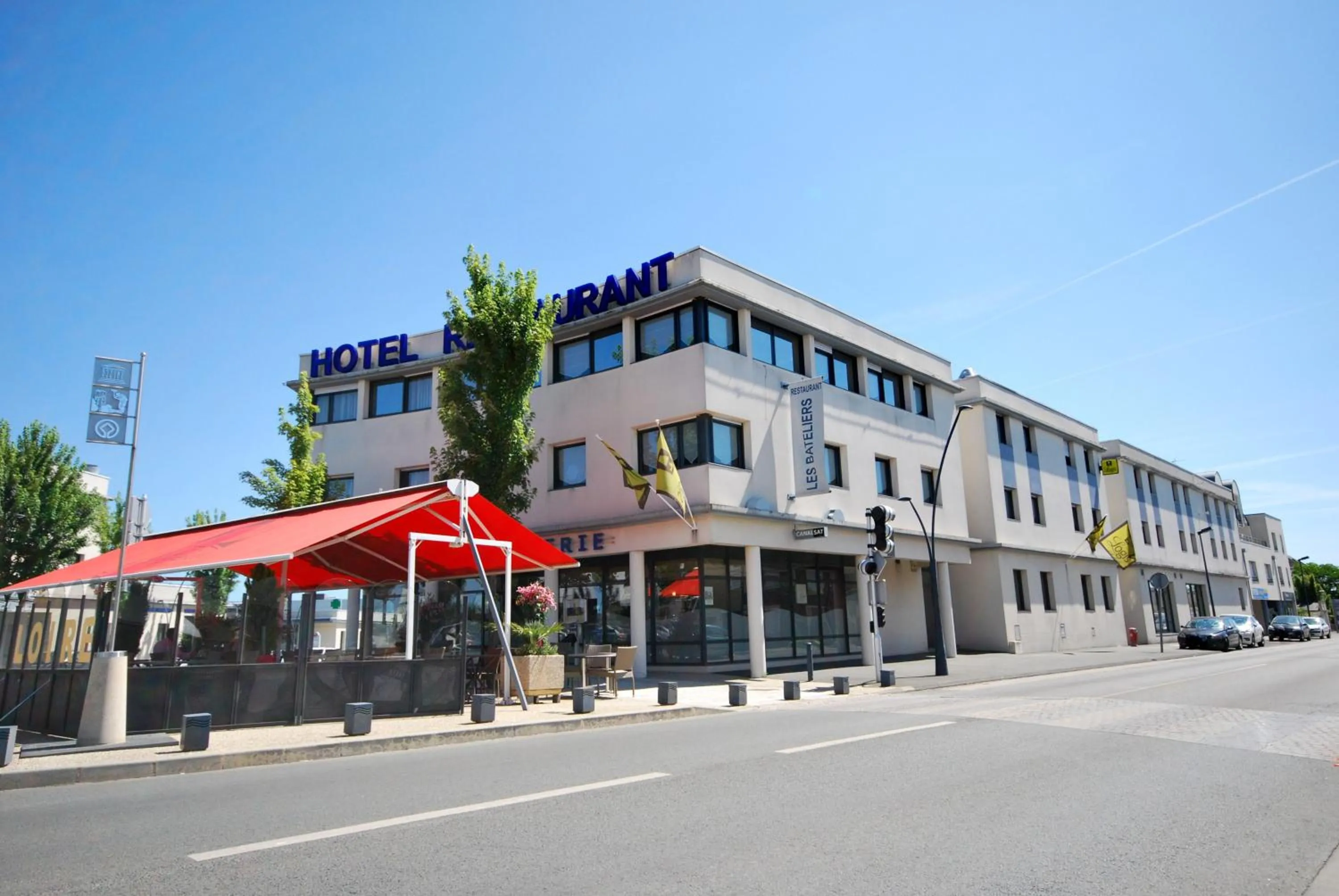 Property building in Hotel De Loire et Restaurant Les Bateliers
