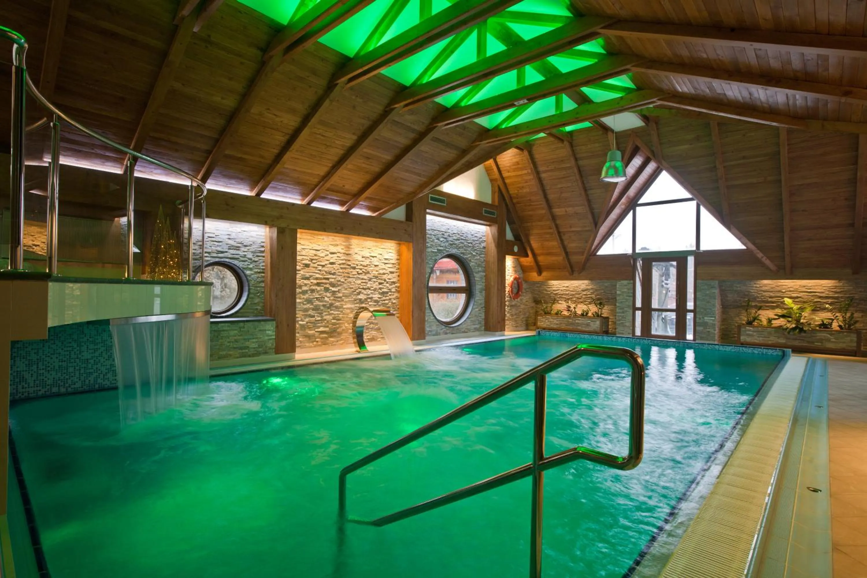 Swimming pool in Hotel Toporów