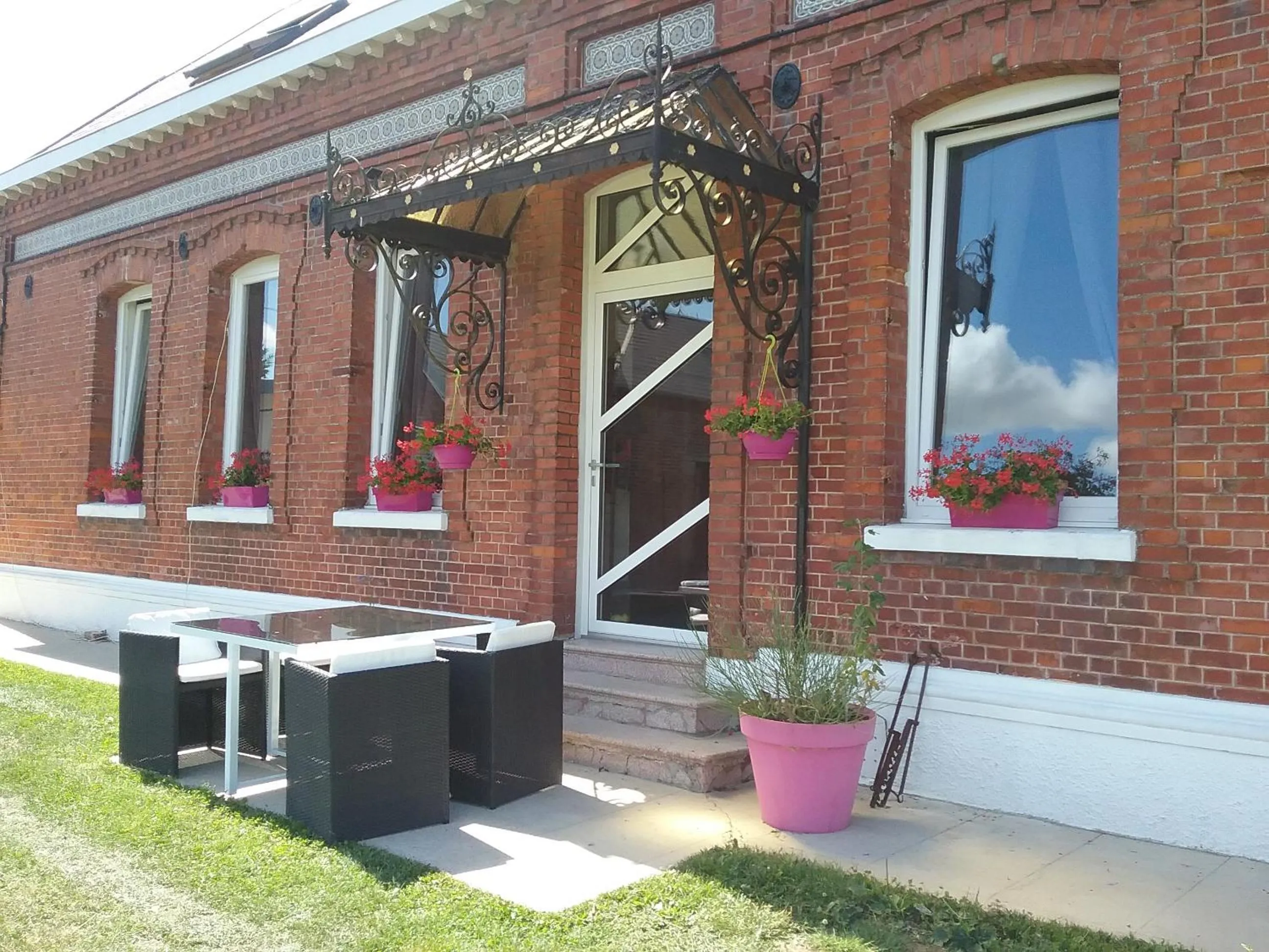 Facade/entrance in Chambre d'hôtes "COQUELICOT"