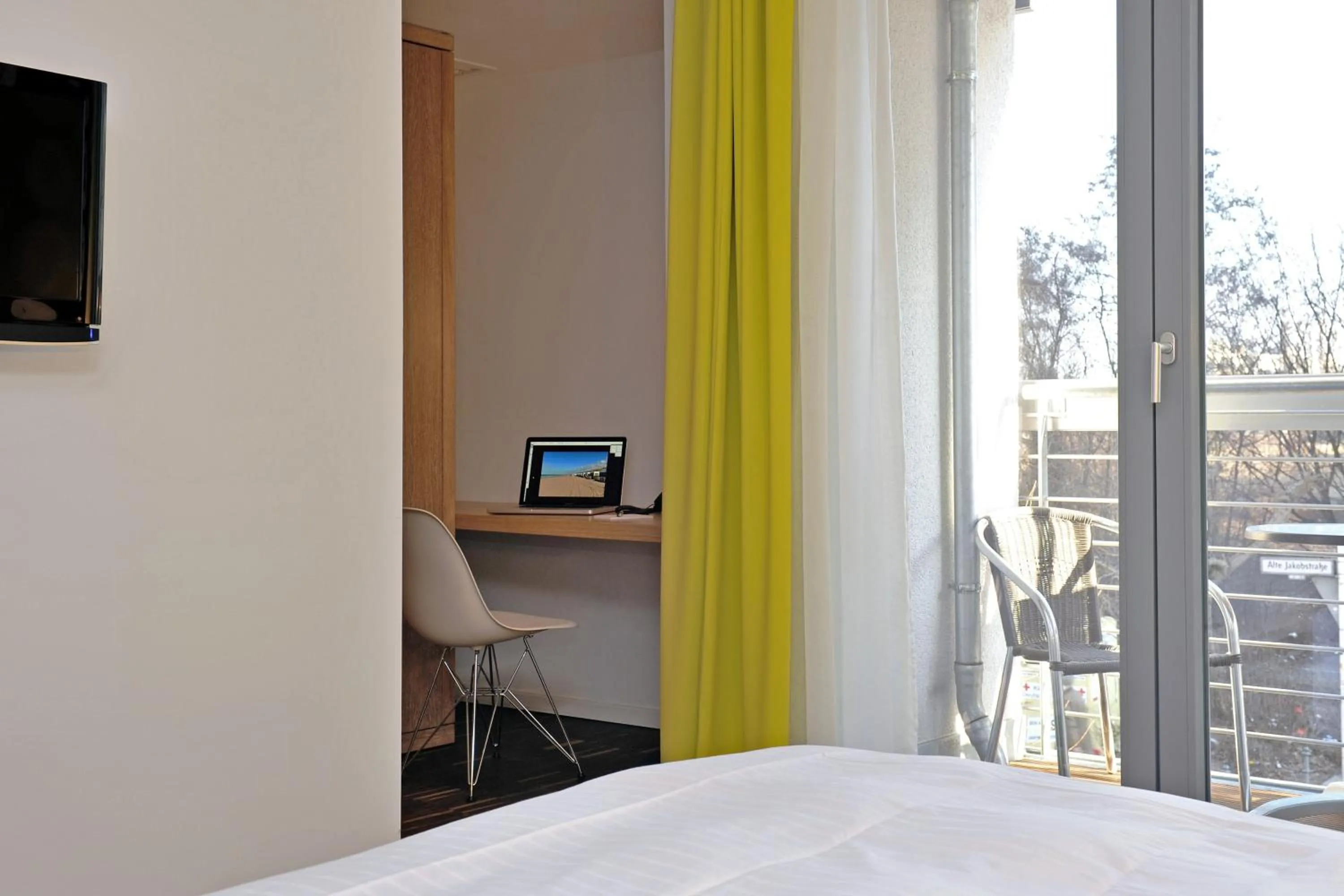 Day, Bed in Grimm's Berlin Mitte