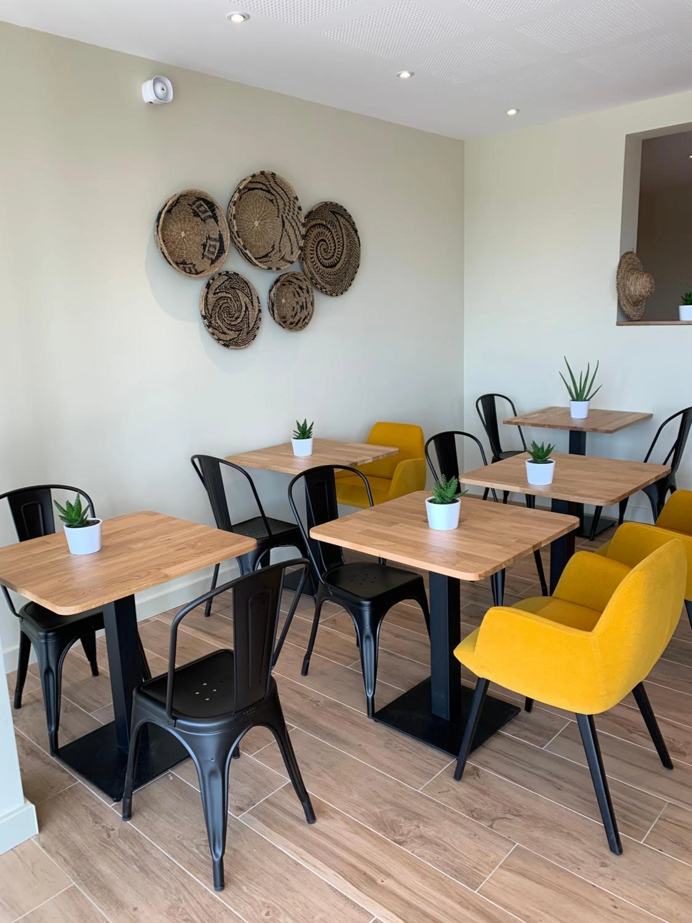 Lounge or bar in Logis Hôtels - Le Bellaroc - Hôtel 2 étoiles et Restaurant