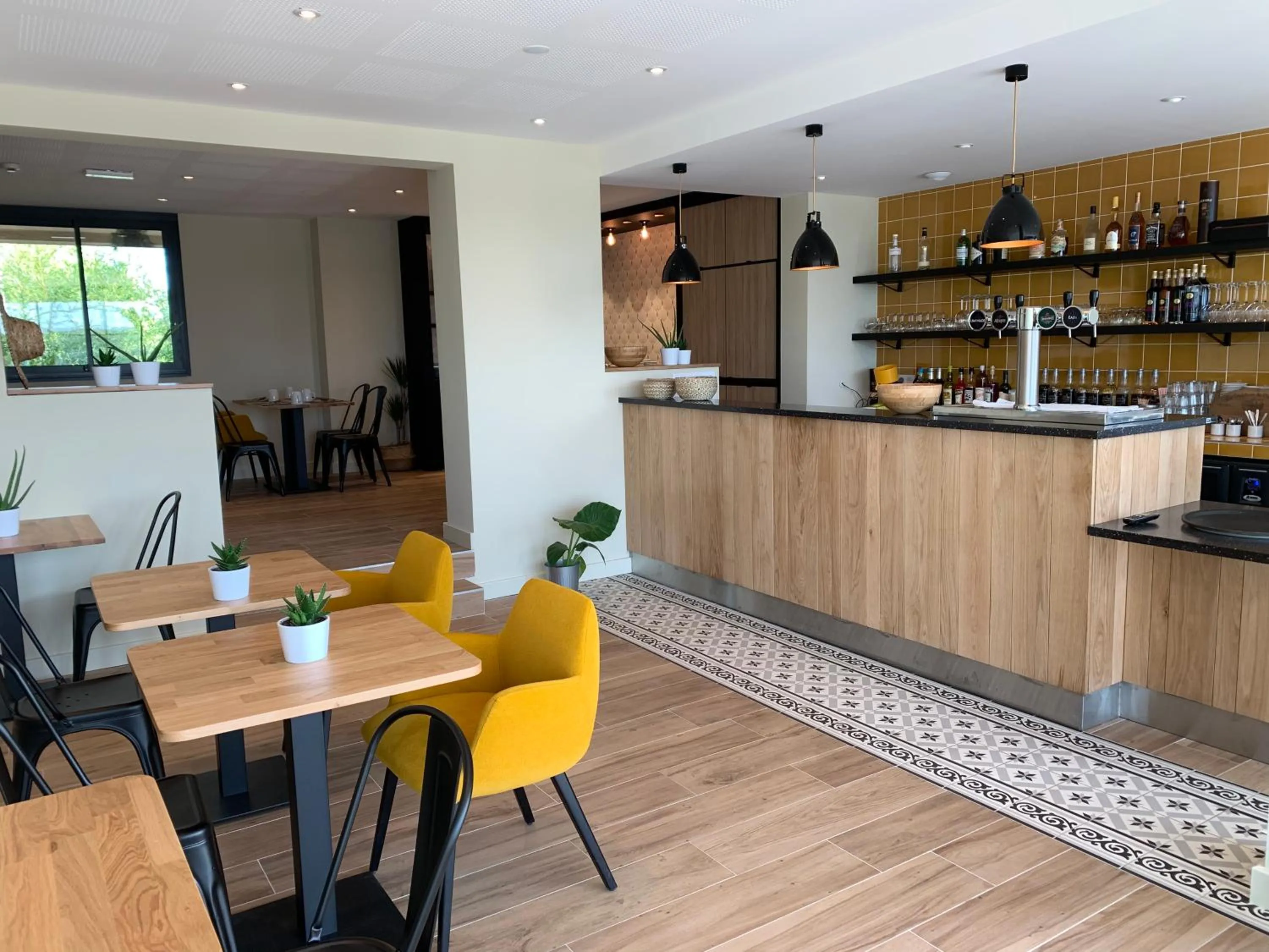 Lounge or bar in Logis Hôtels - Le Bellaroc - Hôtel 2 étoiles et Restaurant