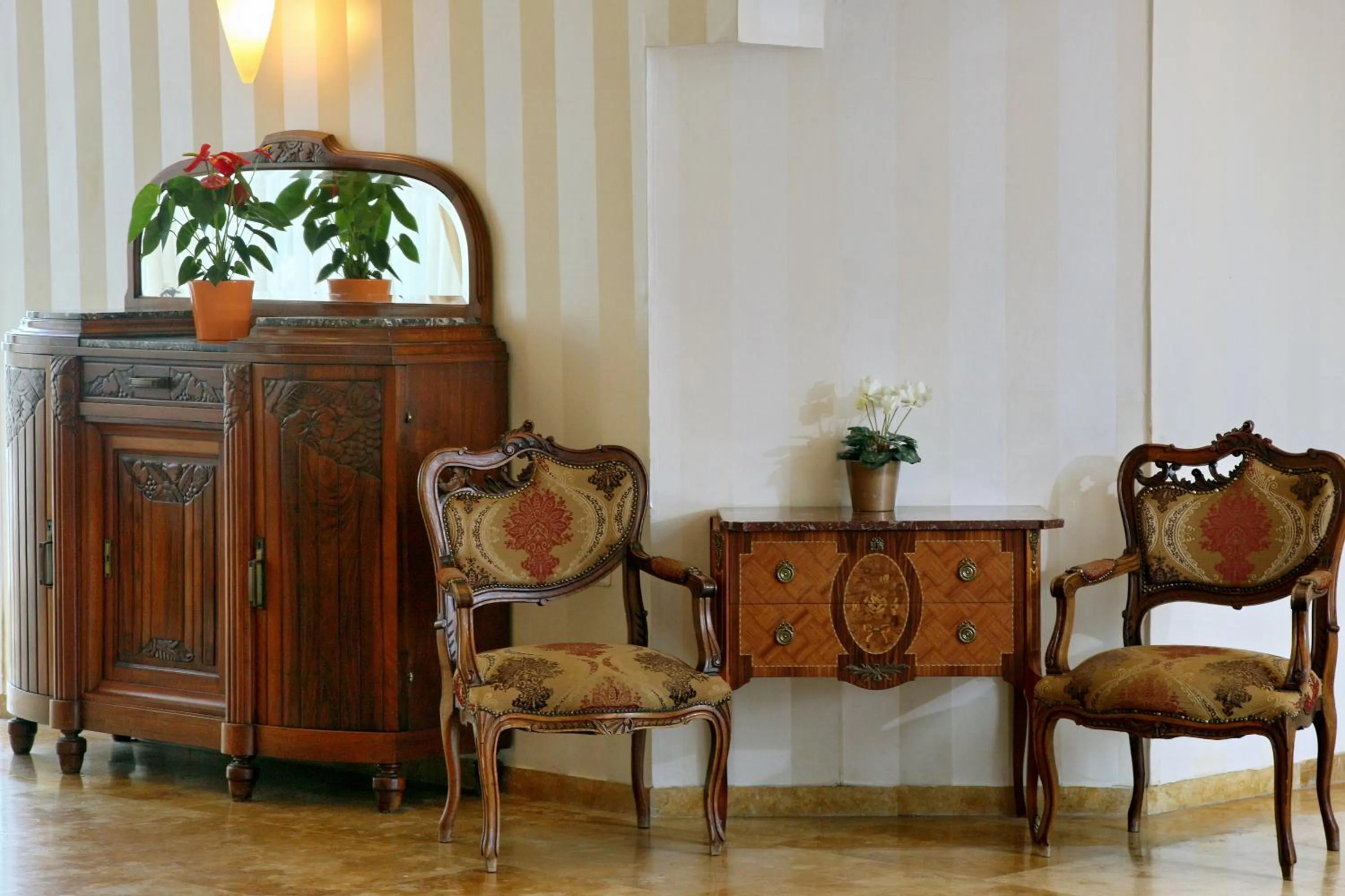 Lobby or reception in The Seasons Hotel -Studio & Suite