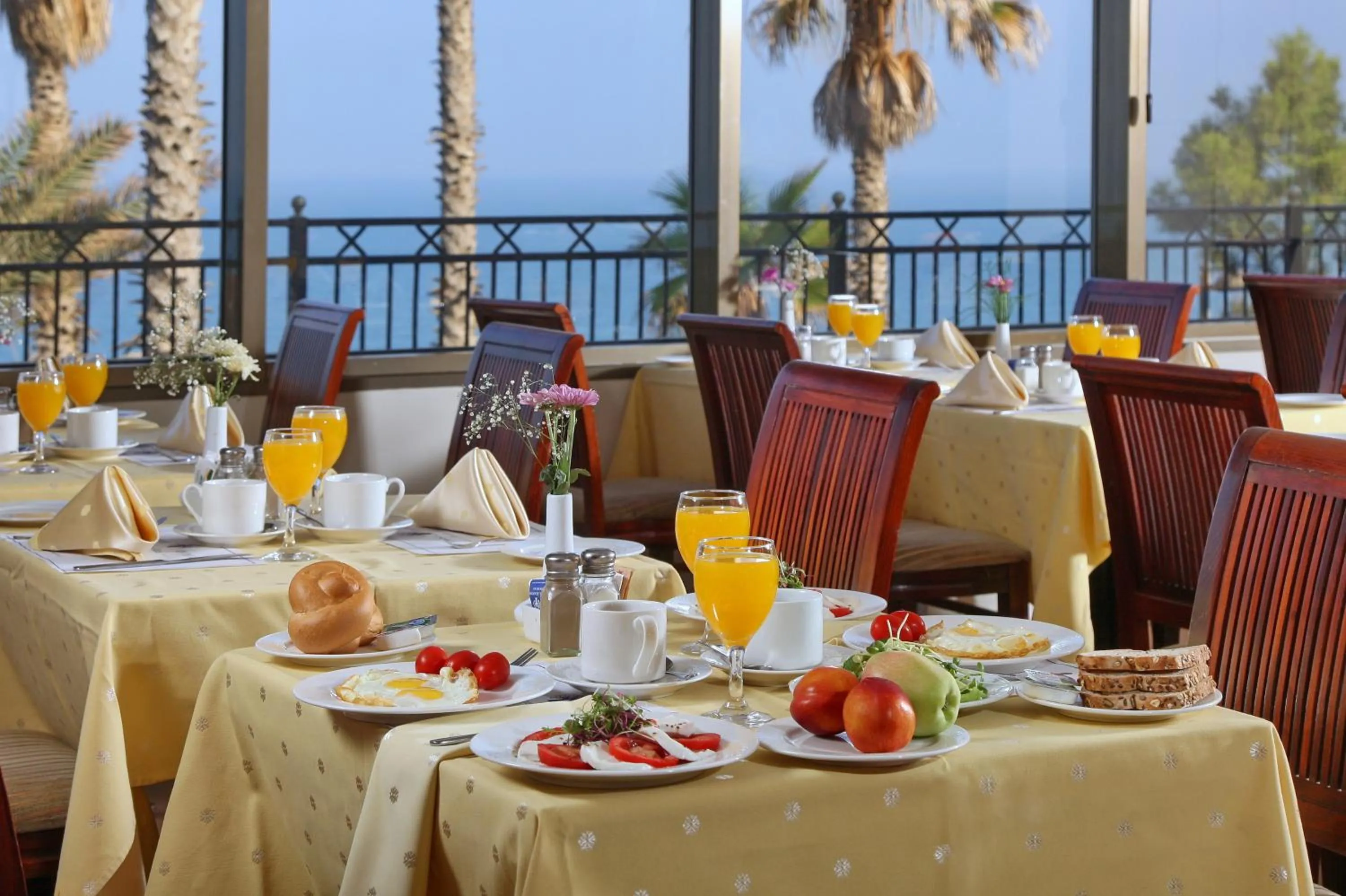 Restaurant/places to eat in The Seasons Hotel -Studio & Suite