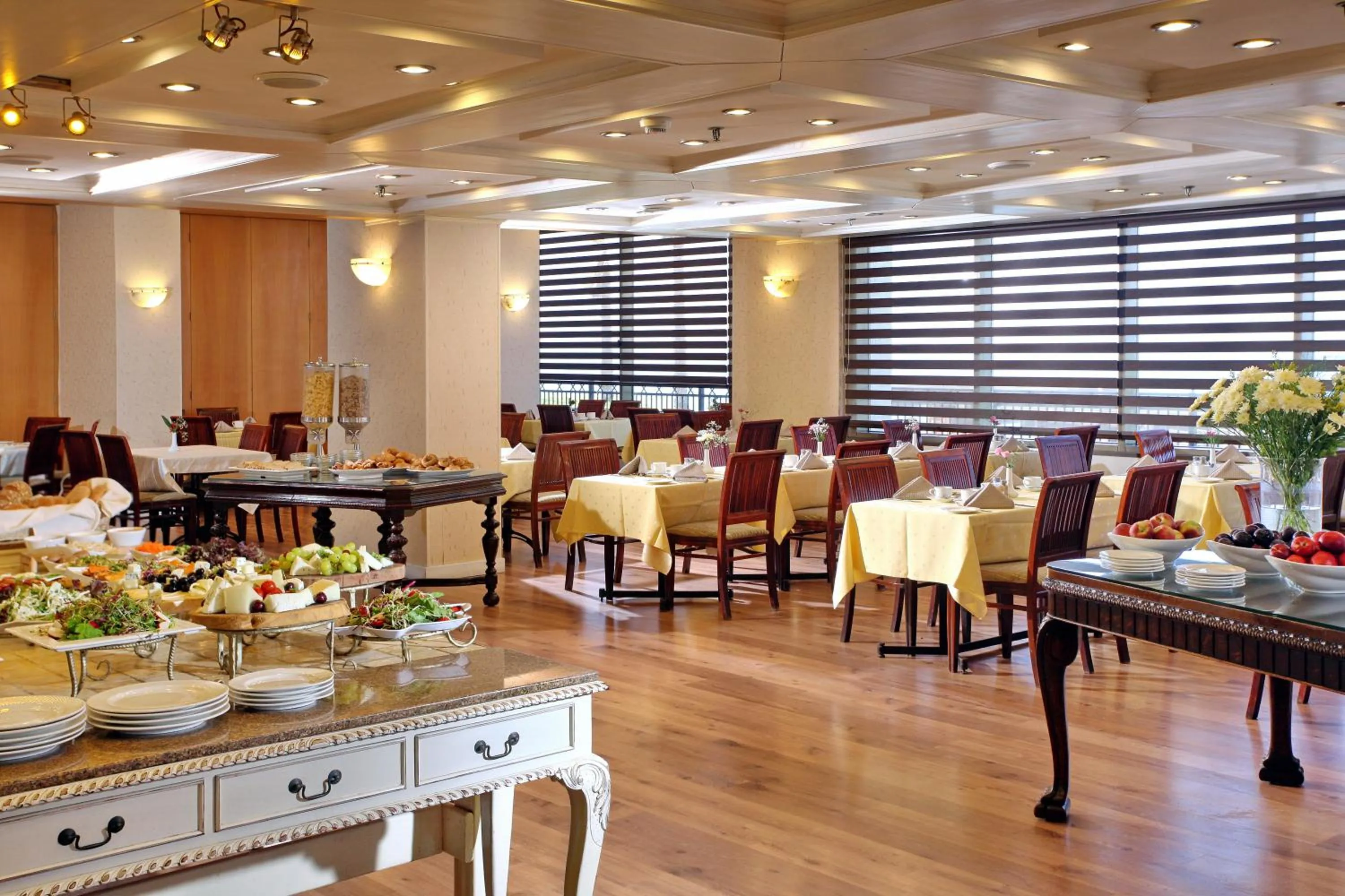 Restaurant/places to eat in The Seasons Hotel -Studio & Suite